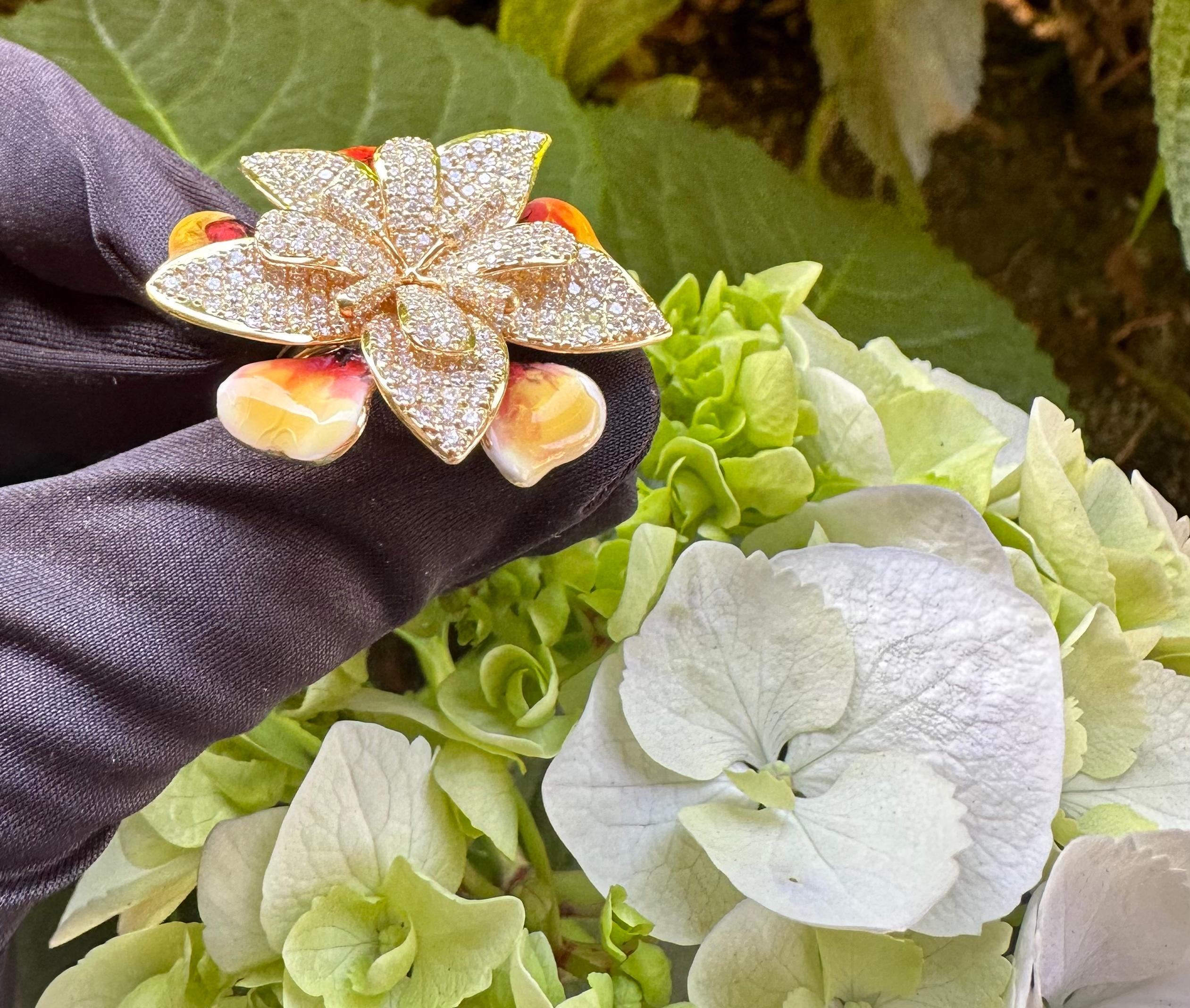 Lassen Sie sich von der schönen tropischen Insel Allure mit diesem prächtig gestylt, 18 Karat Gelbgold Diamant und Emaille Estate Damenring in der Form eines 3-dimensionalen blühenden tropischen Blume verzaubert.  Der Ring besteht aus ca. 6,71 Karat