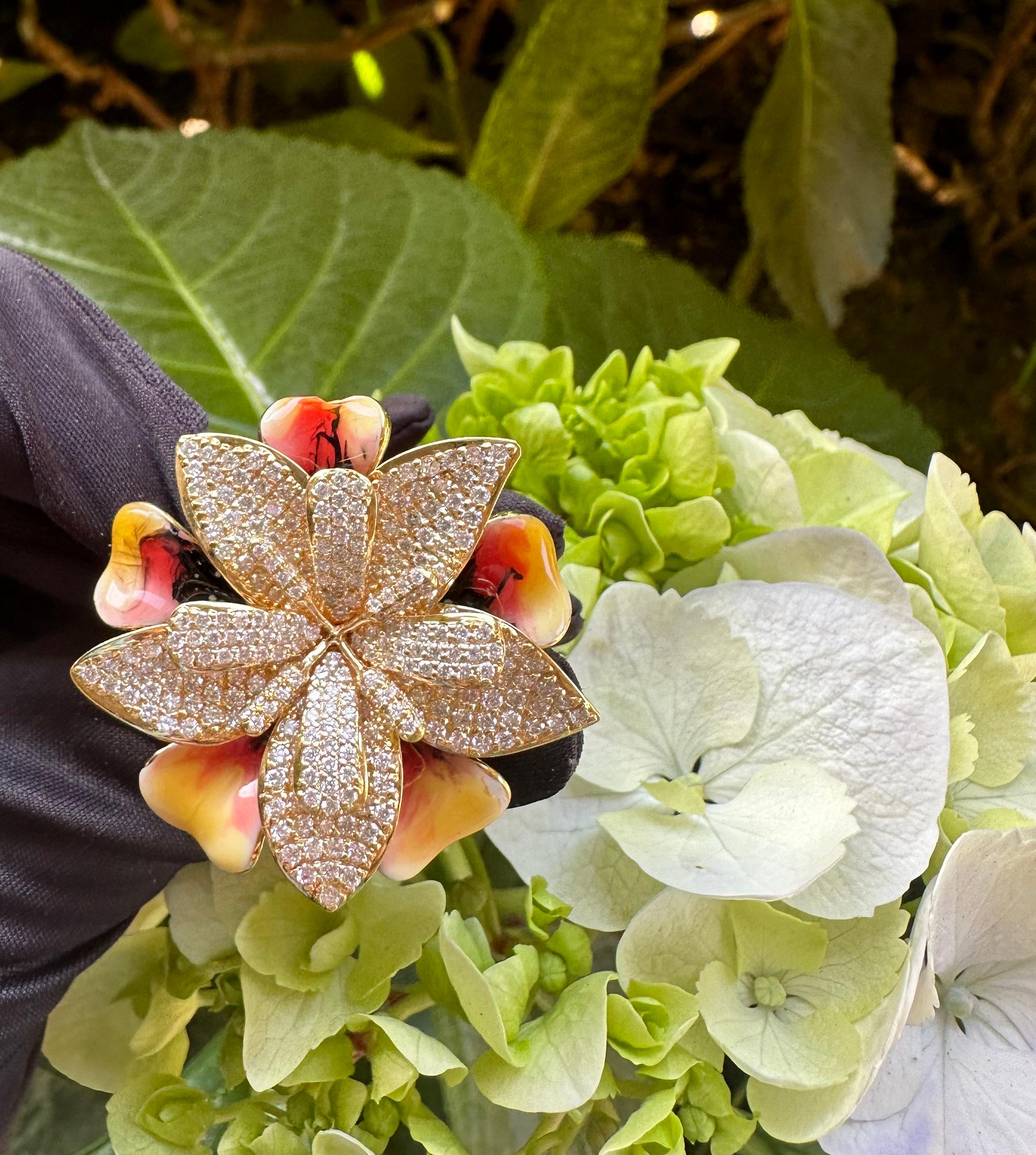 Einzigartiger 3dimensionaler Diamant- und Emaille-Ring mit tropischer Blume aus 18 Karat Gelbgold (Rundschliff) im Angebot