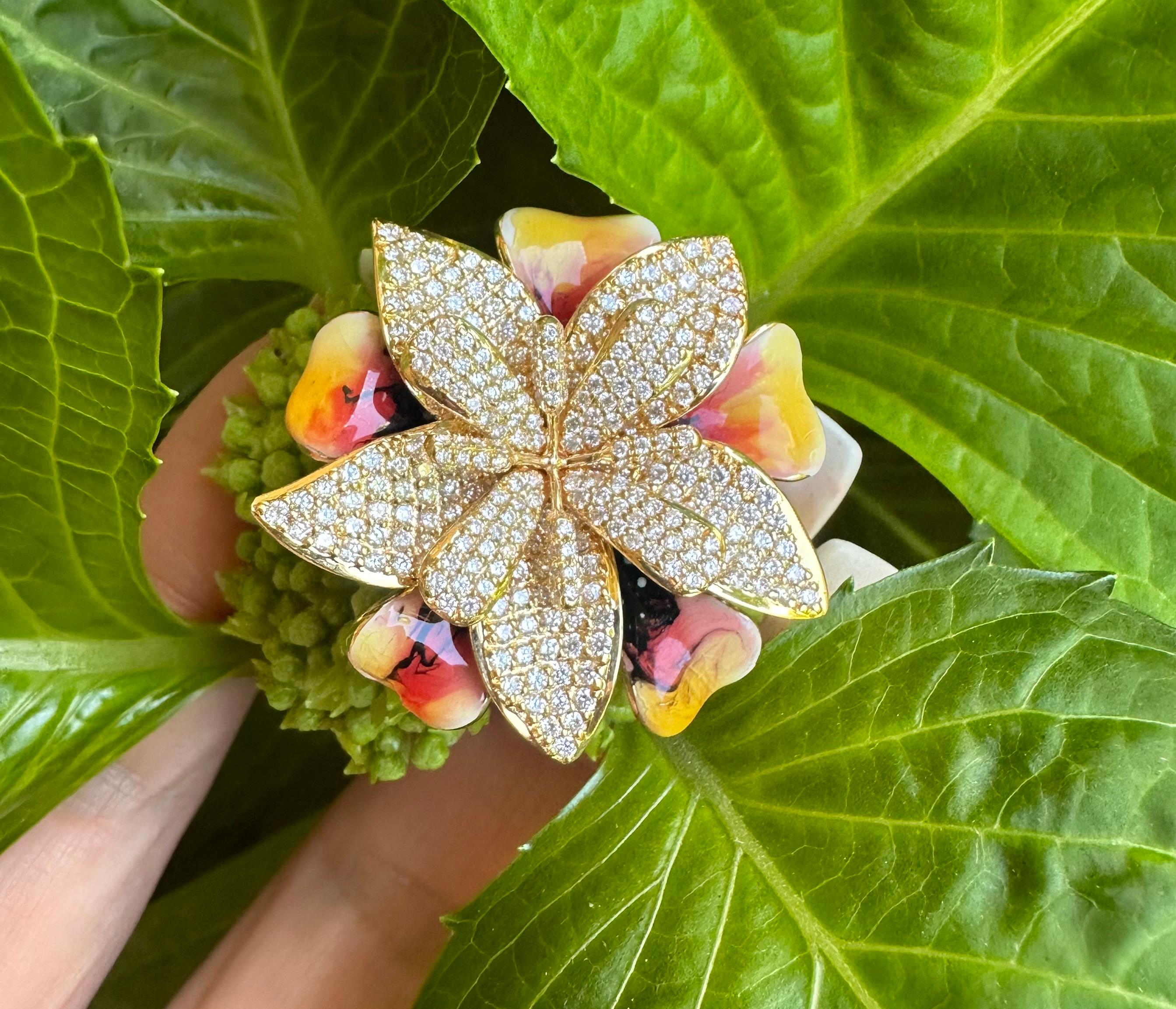Einzigartiger 3dimensionaler Diamant- und Emaille-Ring mit tropischer Blume aus 18 Karat Gelbgold im Zustand „Hervorragend“ im Angebot in Tustin, CA