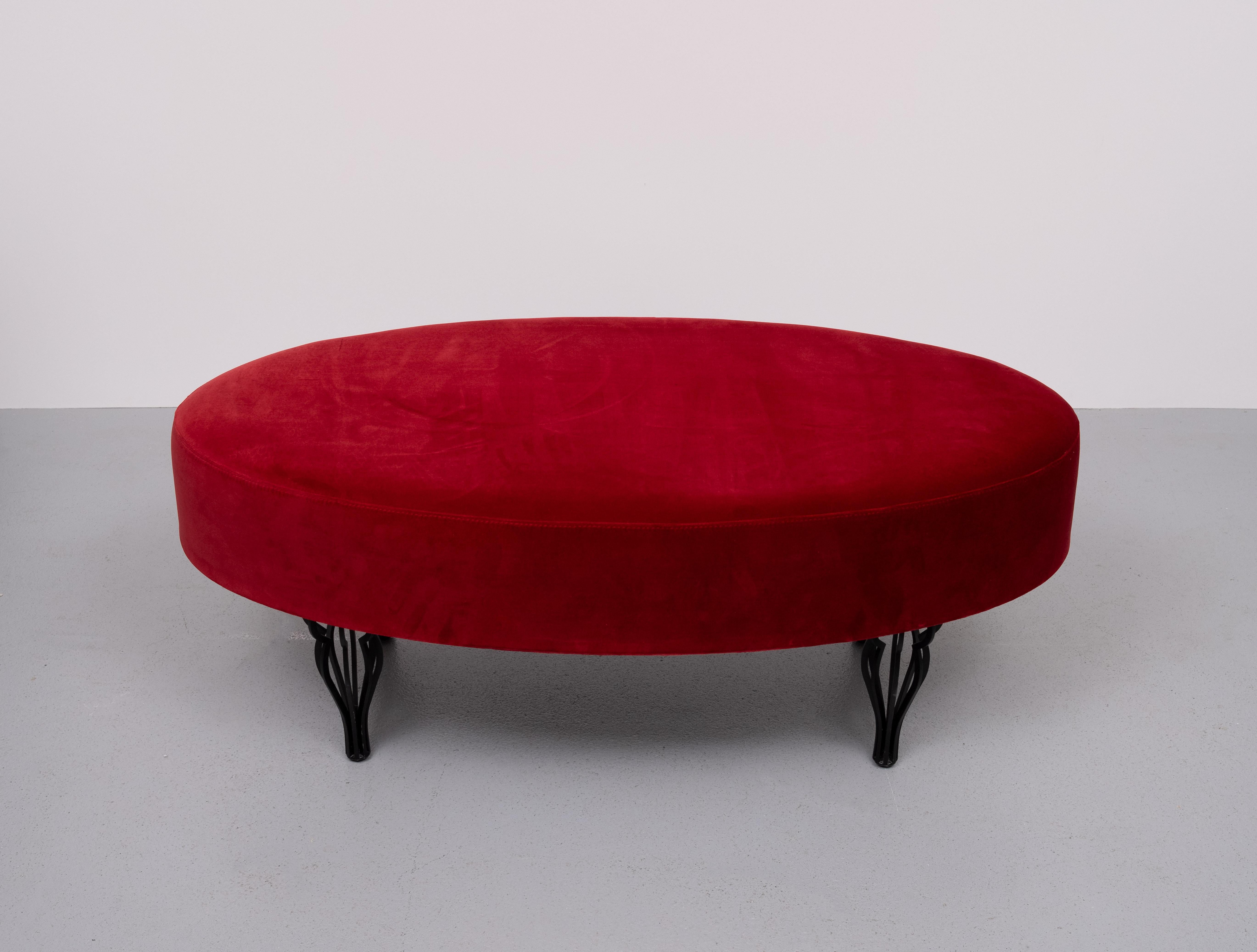 Unique 3 piece Bedroom set by Gelderland in Red Velvet . In Good Condition For Sale In Den Haag, NL