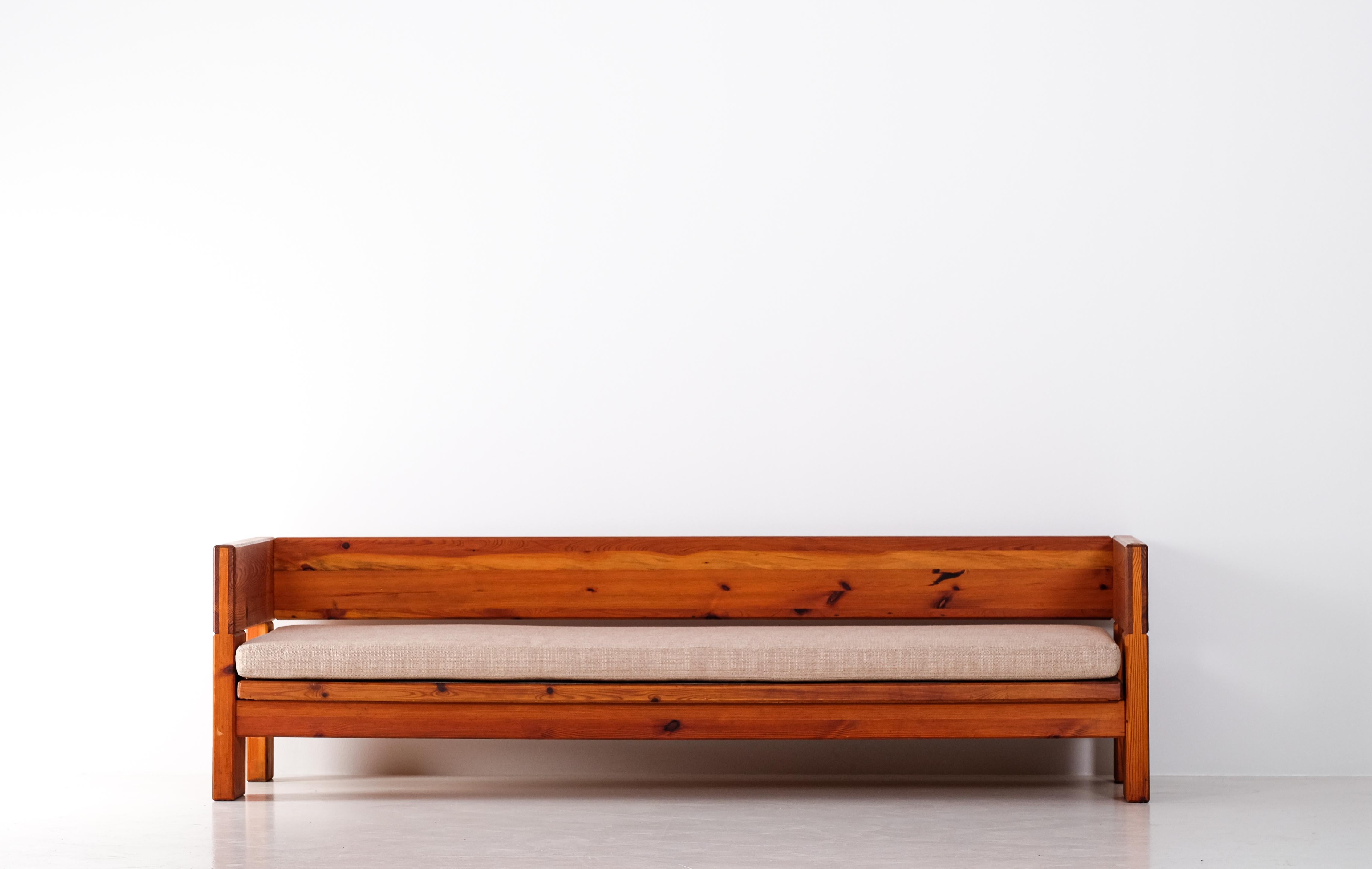 Pine Unique 3-seater sofa by Roland Wilhelmsson, Sweden, 1970s For Sale