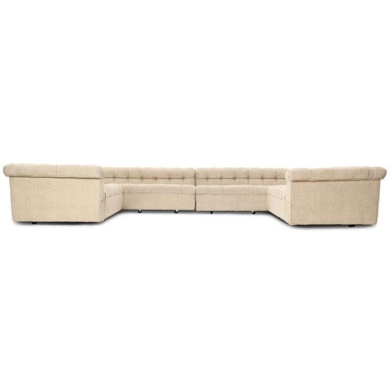 Un sofá Chesterfield seccional en forma de U, de generosas proporciones, con tapicería de botones... *preparado para nueva tapicería COM