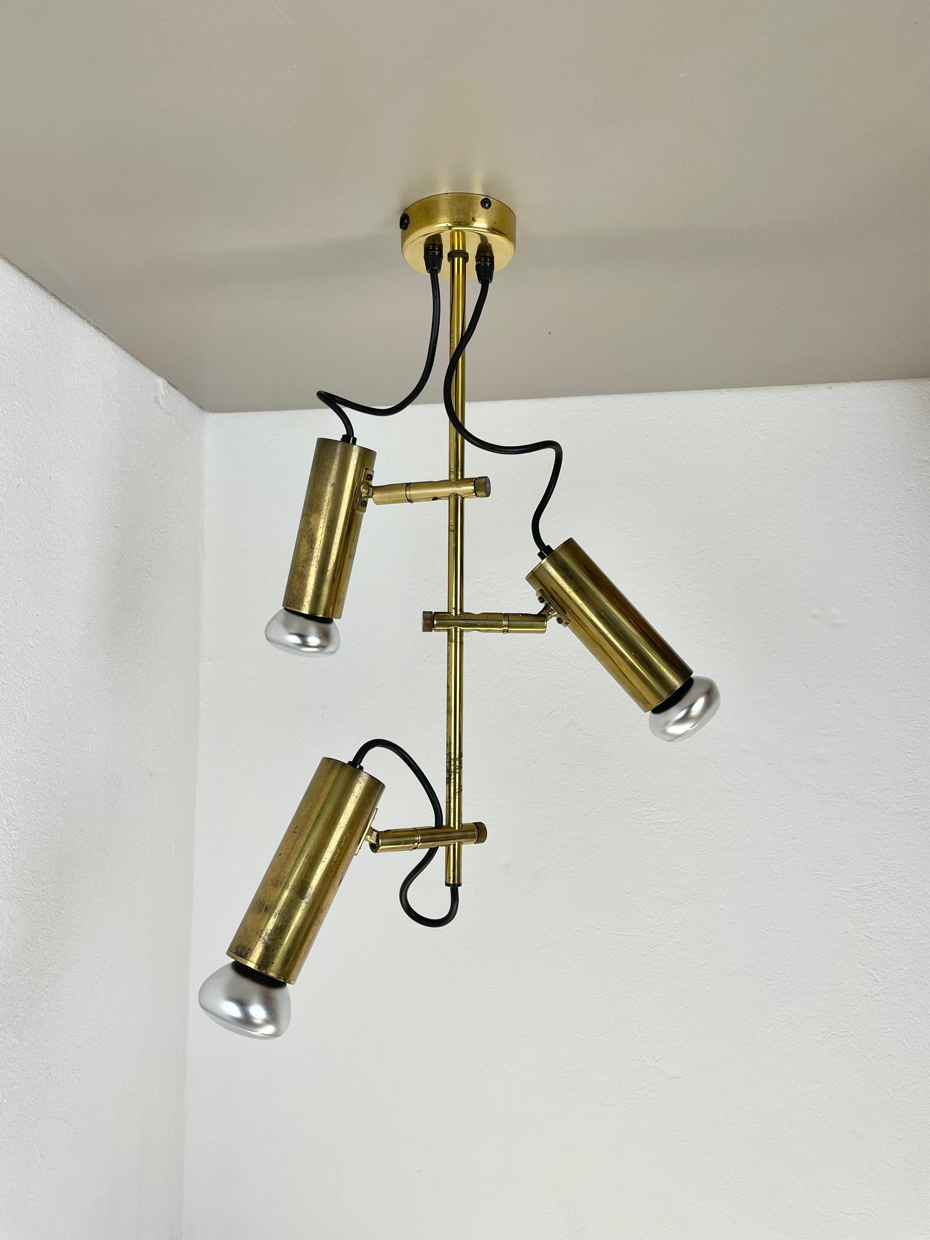 Article :

Suspension avec 3 points lumineux


Producteur :

OMI Lighting, Allemagne


Design :

dans le style de Koch & Lowy



Origine :

Allemagne



Âge :

1970s





Plafonnier allemand moderniste original des années 1970 en laiton et métal.