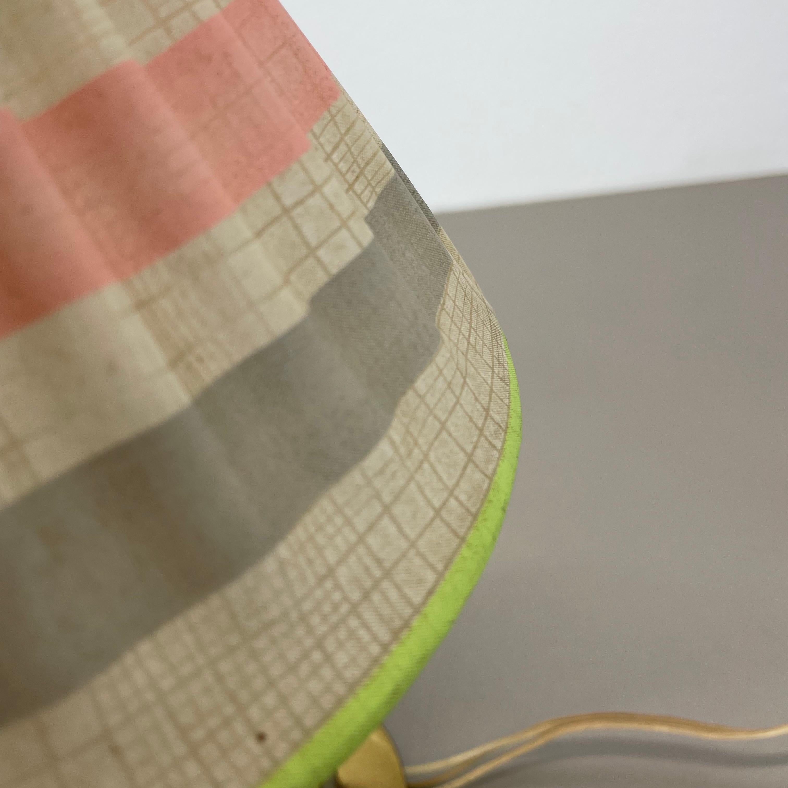 Magnifique lampe de table unique de style kalmar 32 cm en laiton et tissu, Autriche, années 1960 en vente 3
