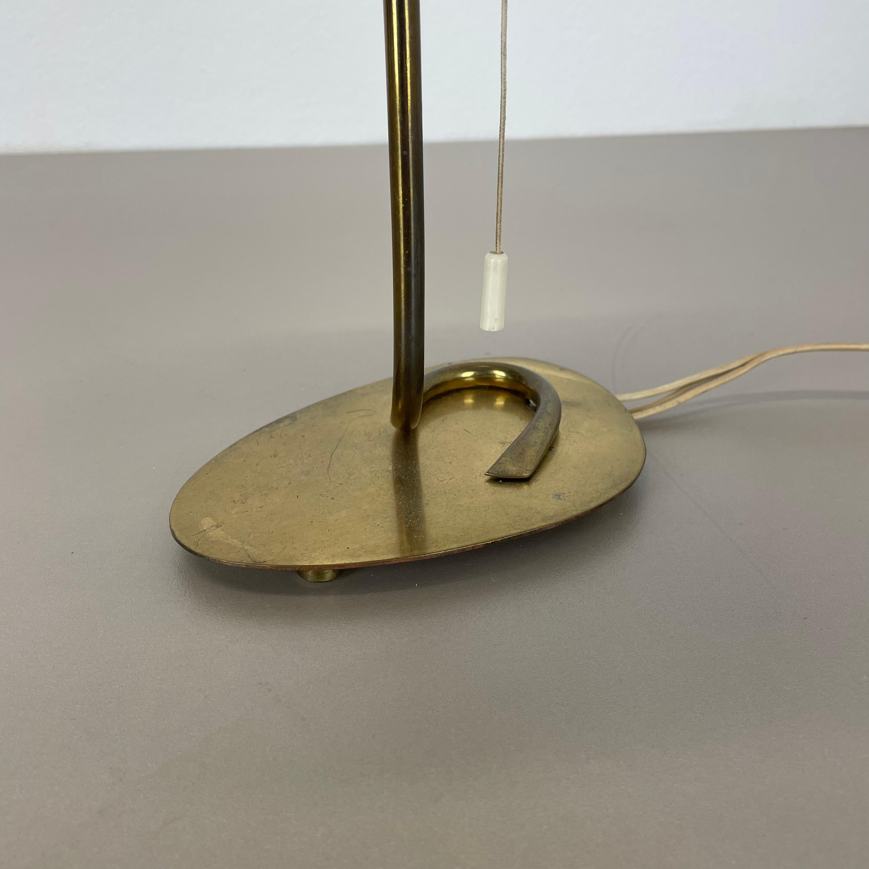 Magnifique lampe de table unique de style kalmar 32 cm en laiton et tissu, Autriche, années 1960 en vente 5
