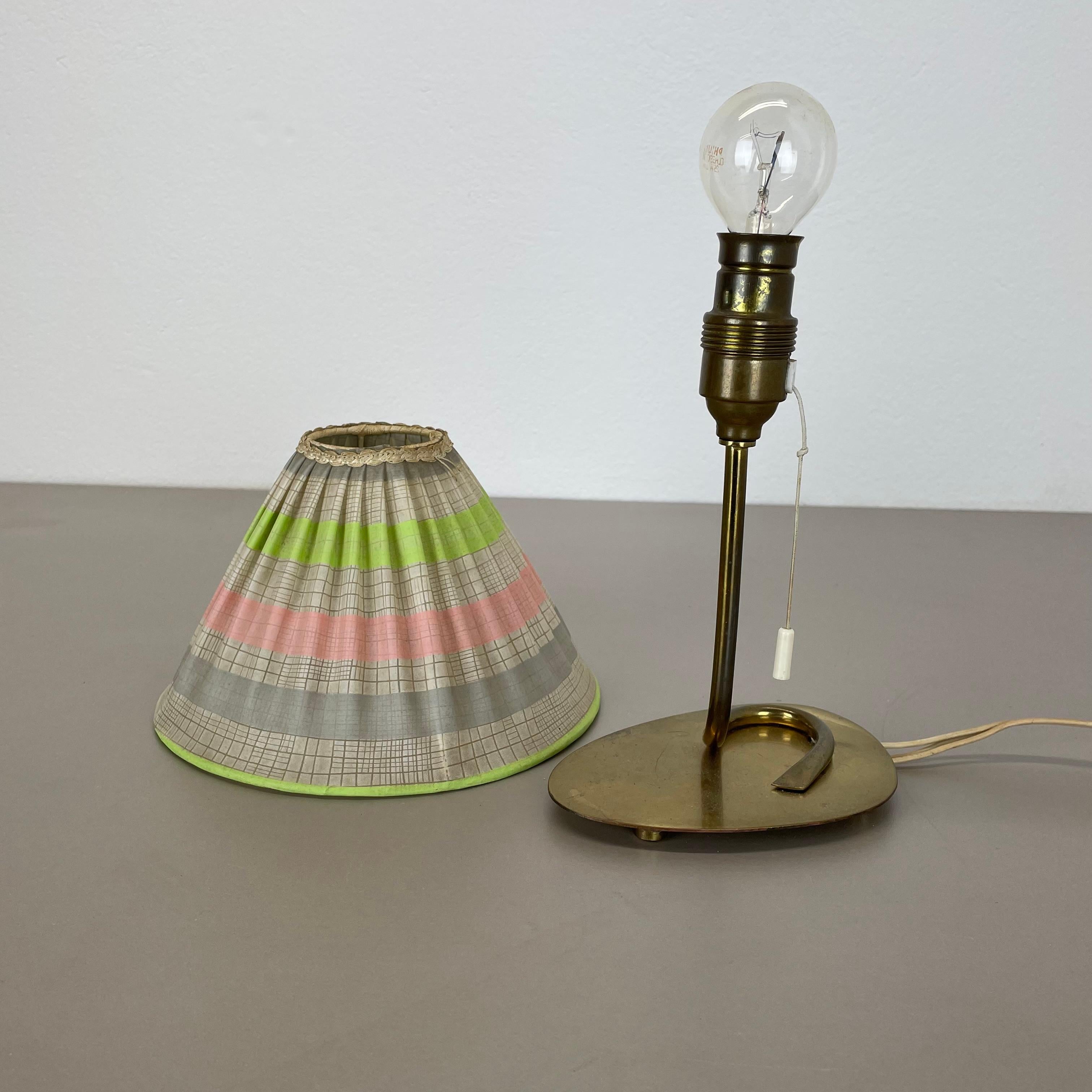 Magnifique lampe de table unique de style kalmar 32 cm en laiton et tissu, Autriche, années 1960 en vente 6