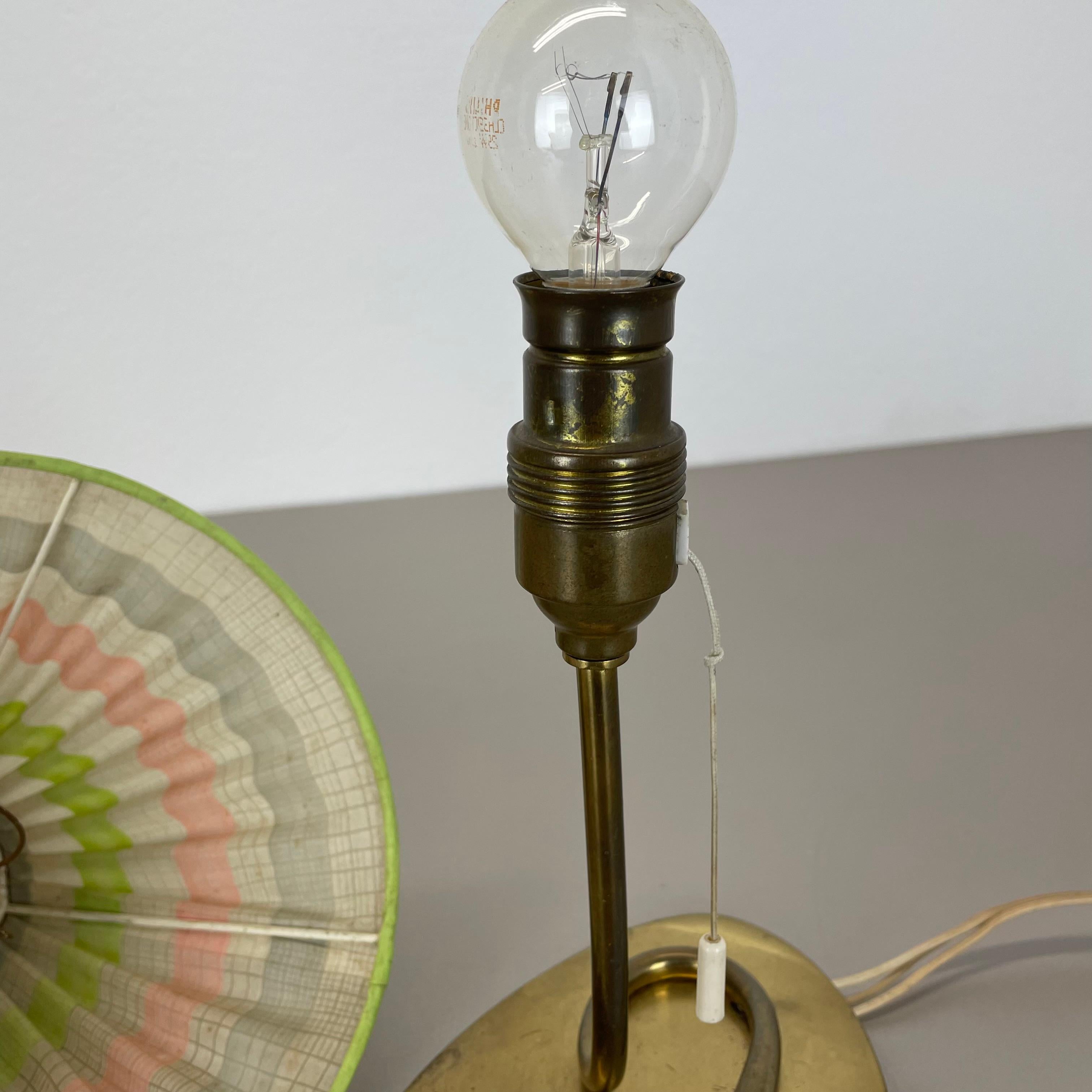 Magnifique lampe de table unique de style kalmar 32 cm en laiton et tissu, Autriche, années 1960 en vente 8