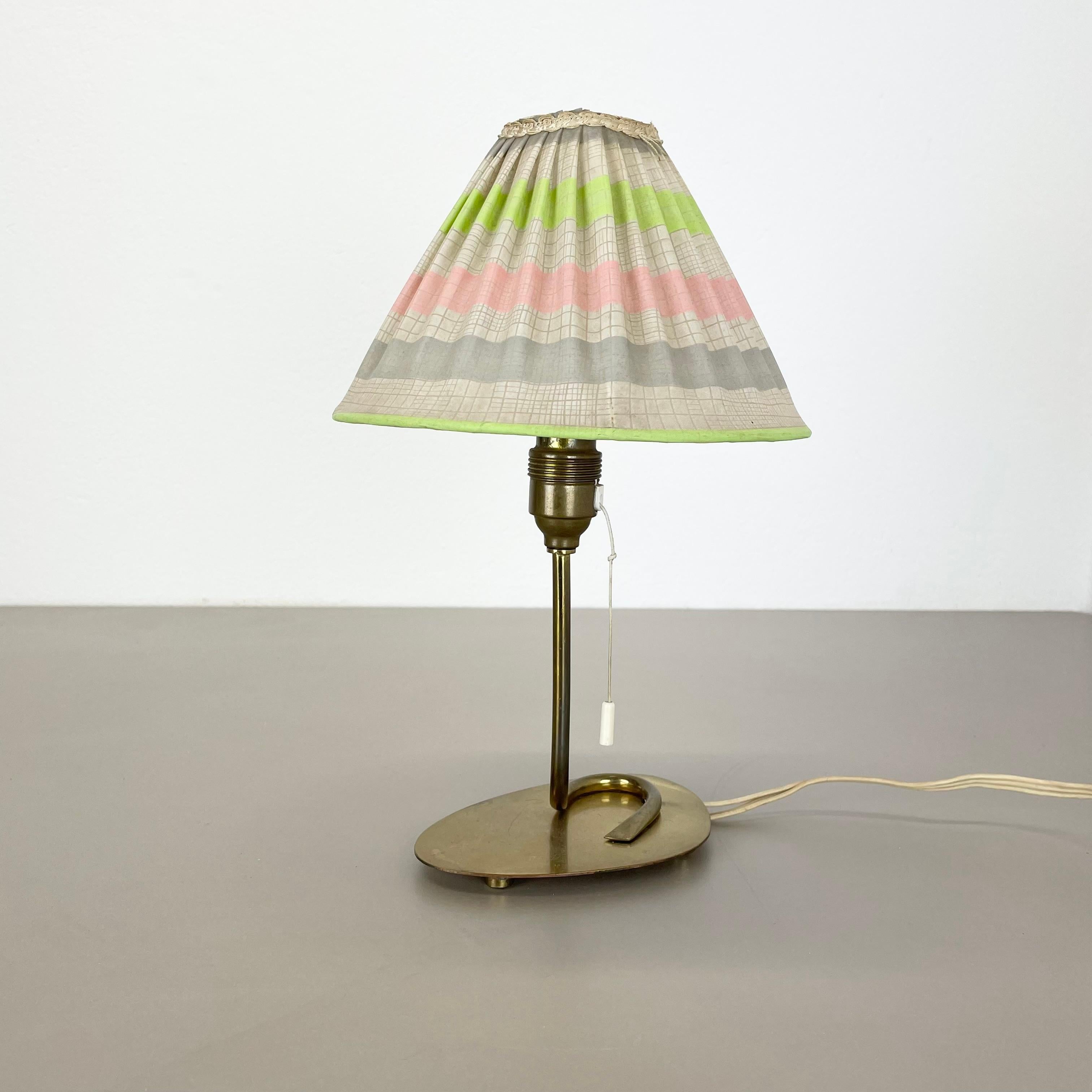 Mid-Century Modern Magnifique lampe de table unique de style kalmar 32 cm en laiton et tissu, Autriche, années 1960 en vente