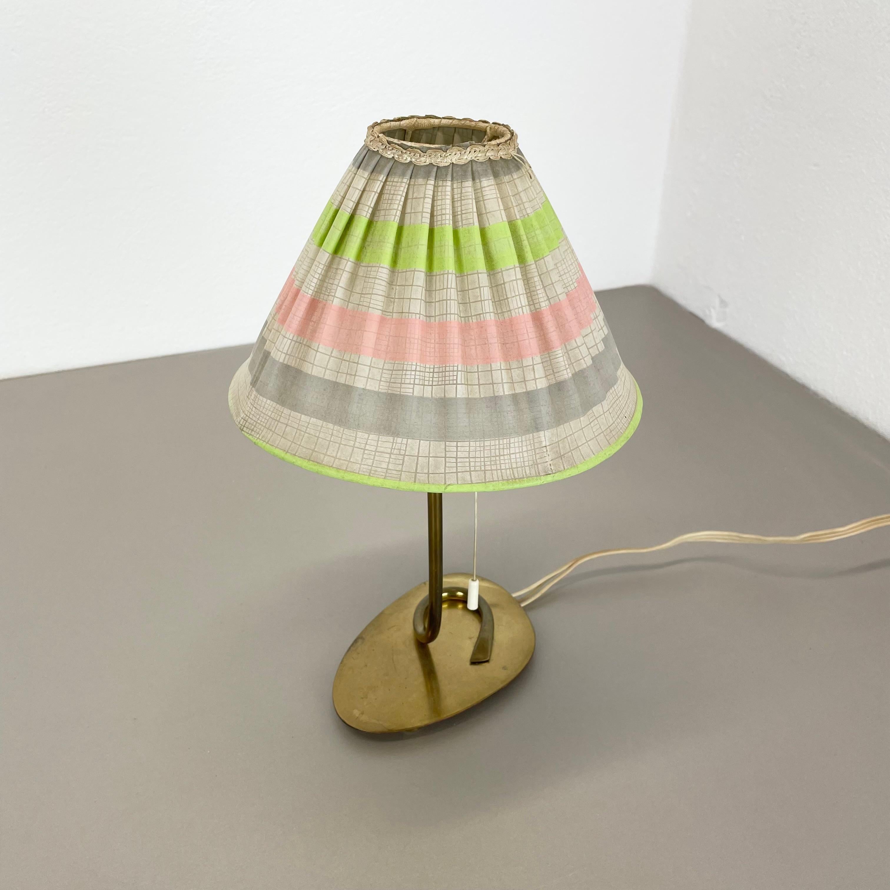 Autrichien Magnifique lampe de table unique de style kalmar 32 cm en laiton et tissu, Autriche, années 1960 en vente