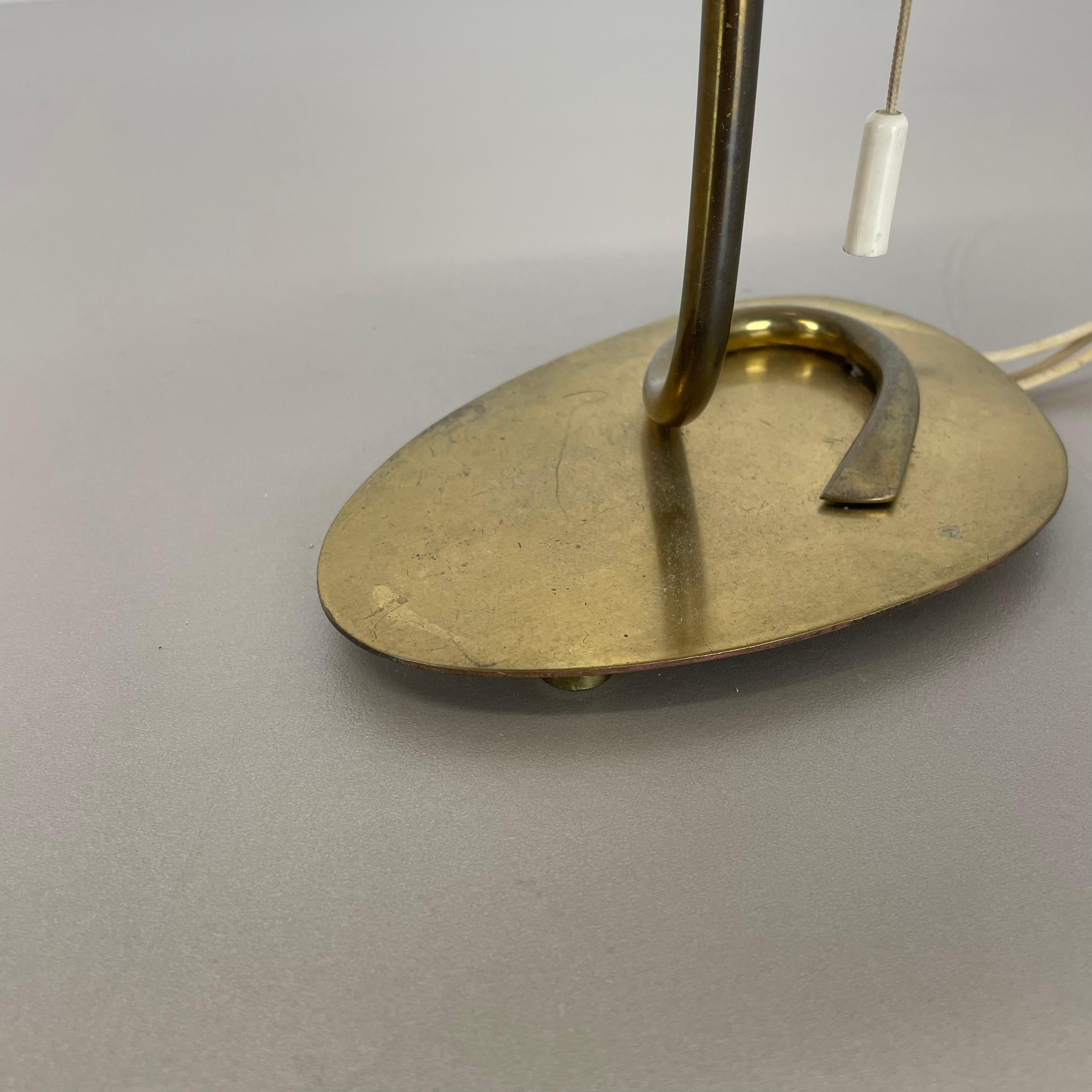 Magnifique lampe de table unique de style kalmar 32 cm en laiton et tissu, Autriche, années 1960 en vente 1