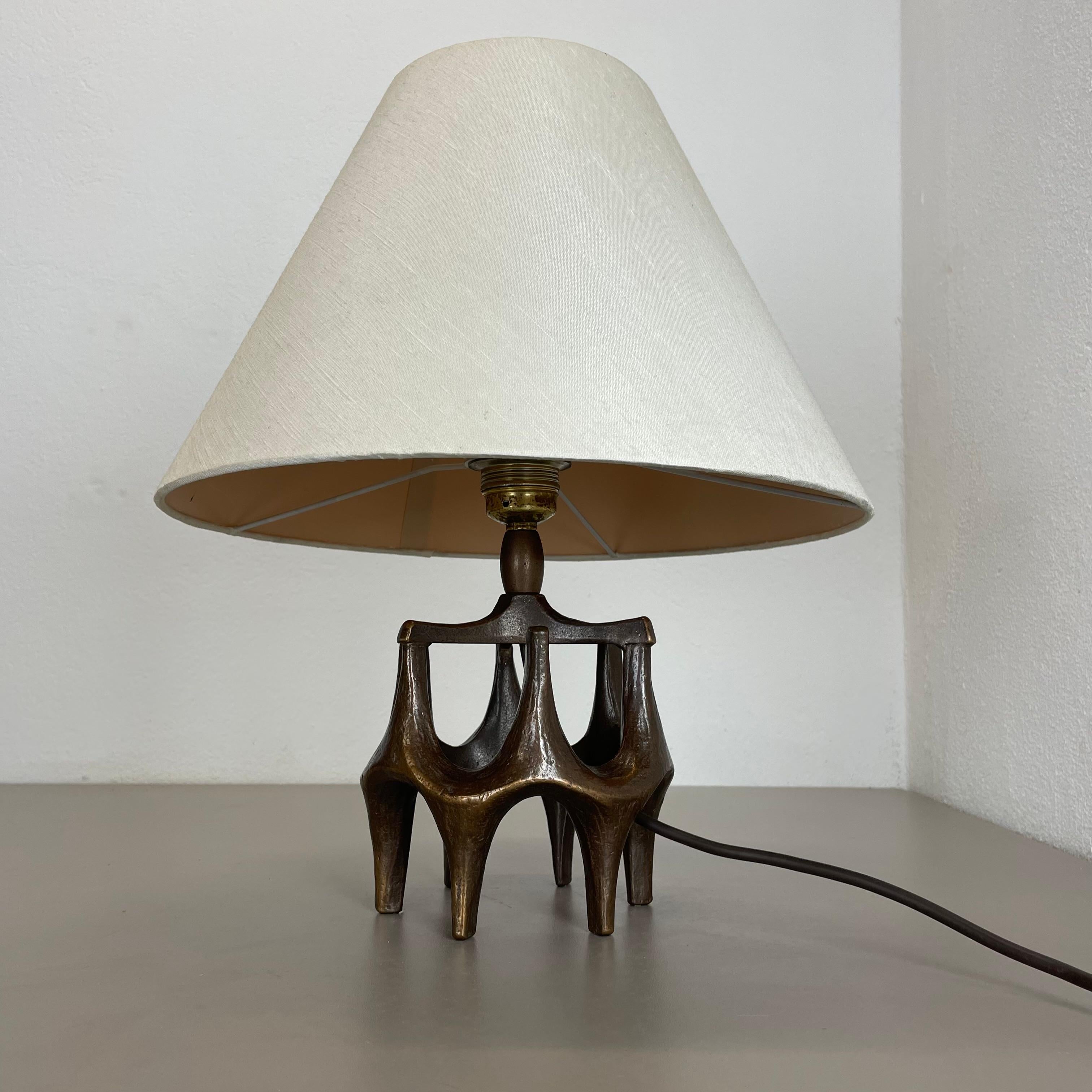 Allemand unique 3,4kg Lampe de table moderne brutale en bronze, Michael Harjes, Allemagne années 1960 en vente