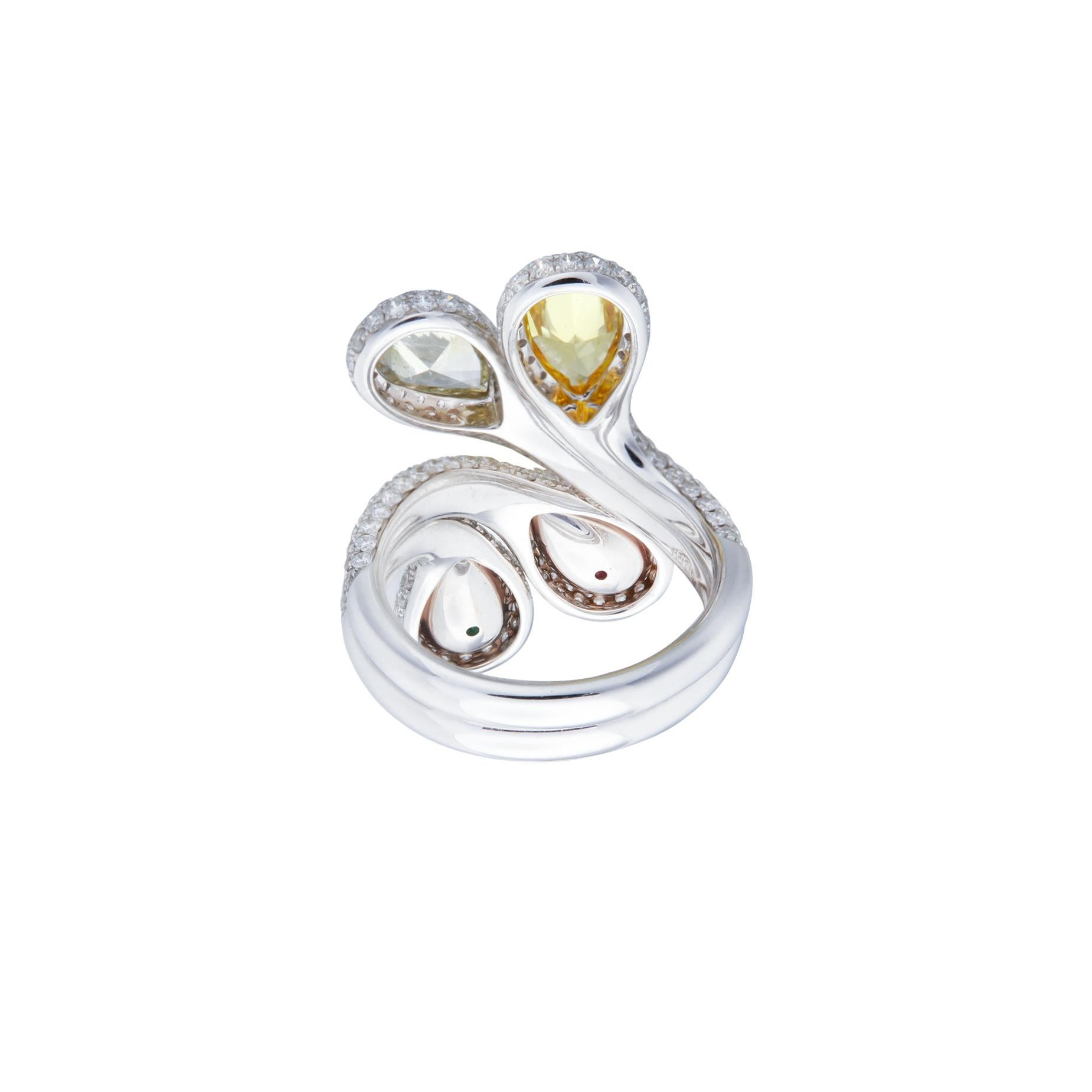 Taille coussin Bague unique en diamant naturel en forme de poire de 4 couleurs certifié par le GIA sur or 18 carats.  en vente