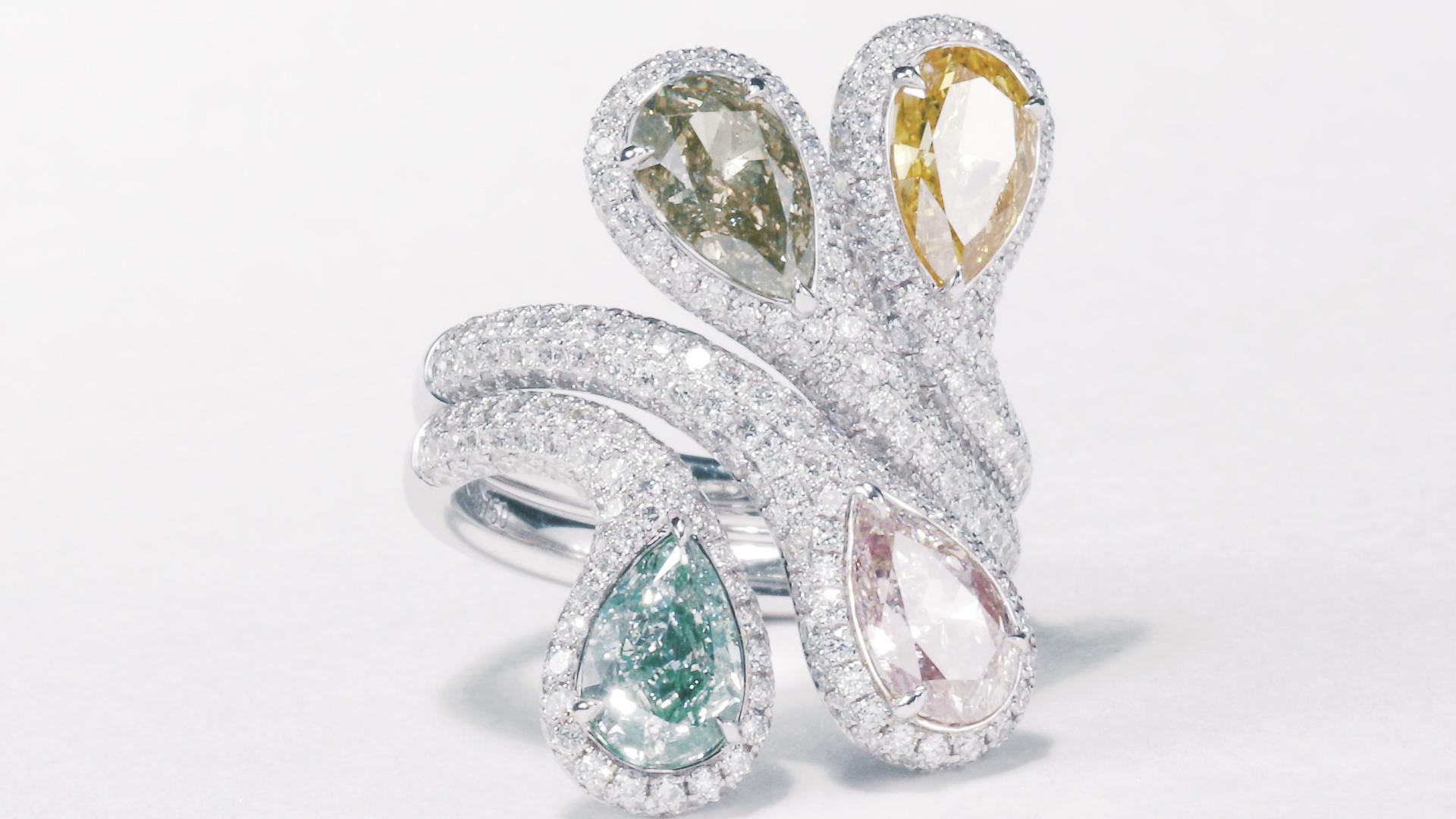 Bague unique en diamant naturel en forme de poire de 4 couleurs certifié par le GIA sur or 18 carats.  en vente 3