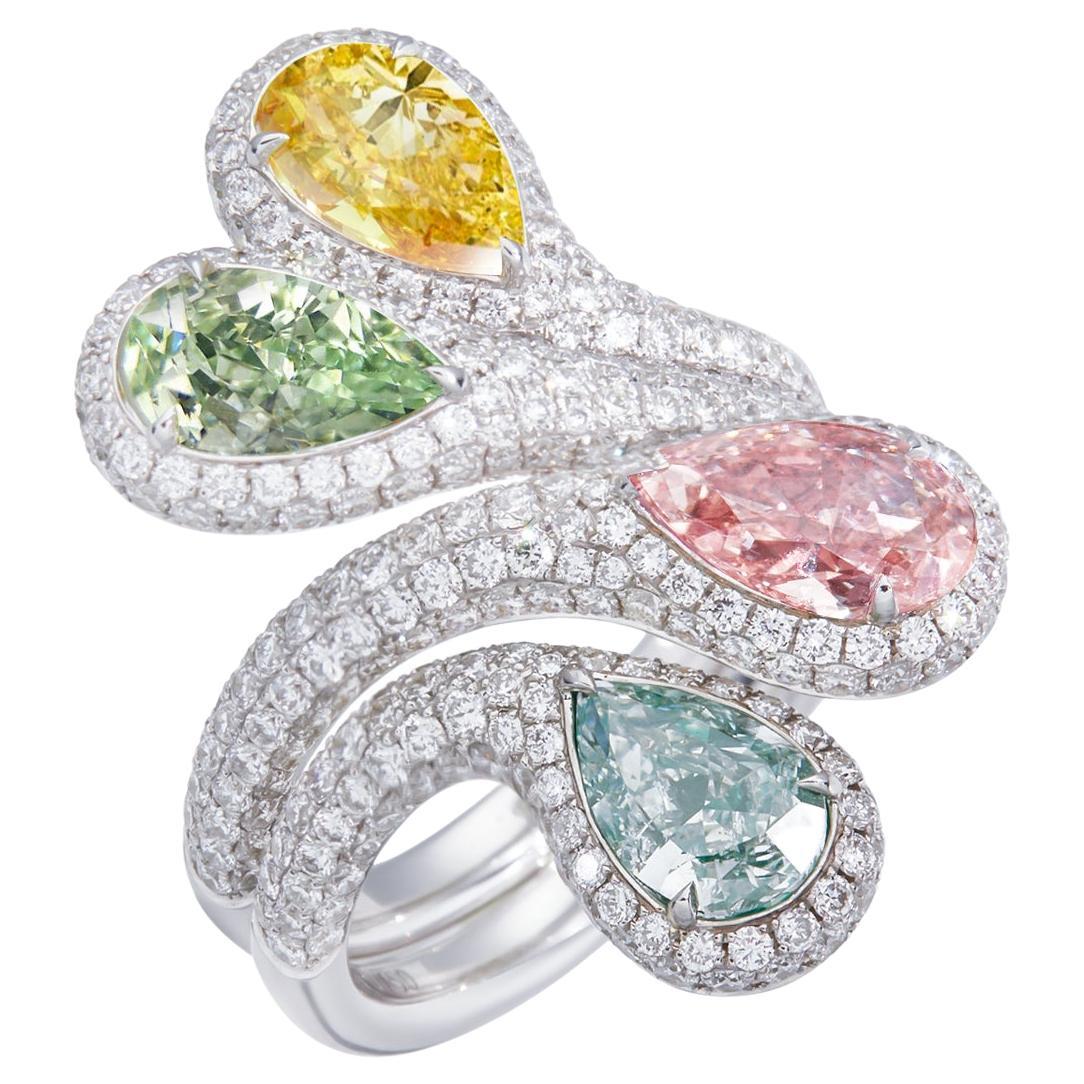 Bague unique en diamant naturel en forme de poire de 4 couleurs certifié par le GIA sur or 18 carats.  en vente