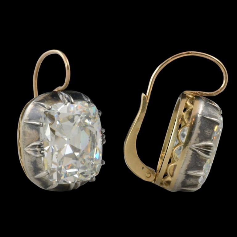 Unique 41.78 Carat of Cushion Cut Diamond Earrings Each Stone 21.24ct & 20.54ct In Excellent Condition In London, GB
