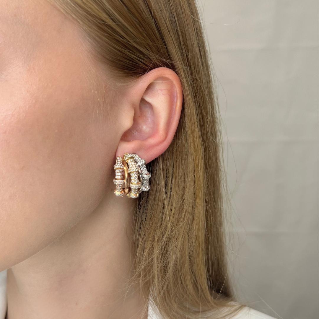Orecchini a tre toni con diamanti unici da 4,58 carati in oro giallo, rosa e bianco 18 carati - certificati IGI

Scopri l'epitome del lusso con questi squisiti orecchini in triplice oro 18k, realizzati in oro giallo, rosa e bianco. Questi orecchini,