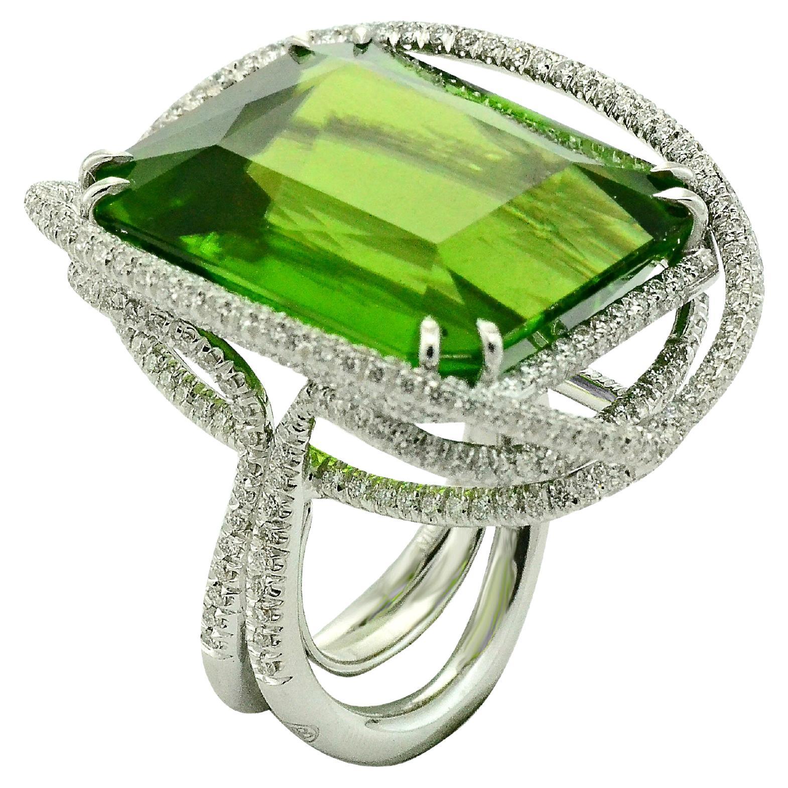 Einzigartiges 53,50 Kt Peridot  18 KT Weißgold-Cocktailring mit Diamanten (Zeitgenössisch) im Angebot