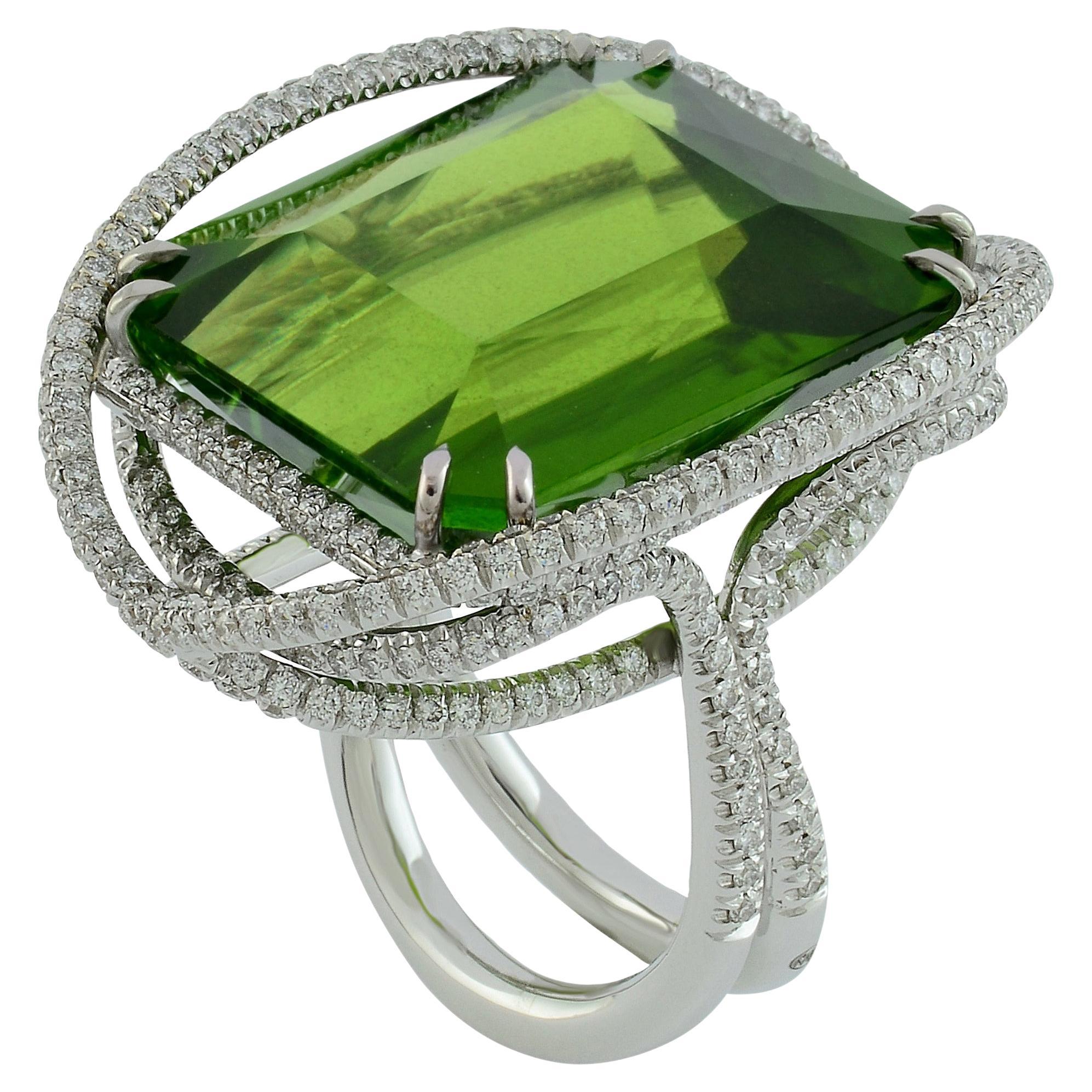 Einzigartiges 53,50 Kt Peridot  18 KT Weißgold-Cocktailring mit Diamanten im Angebot