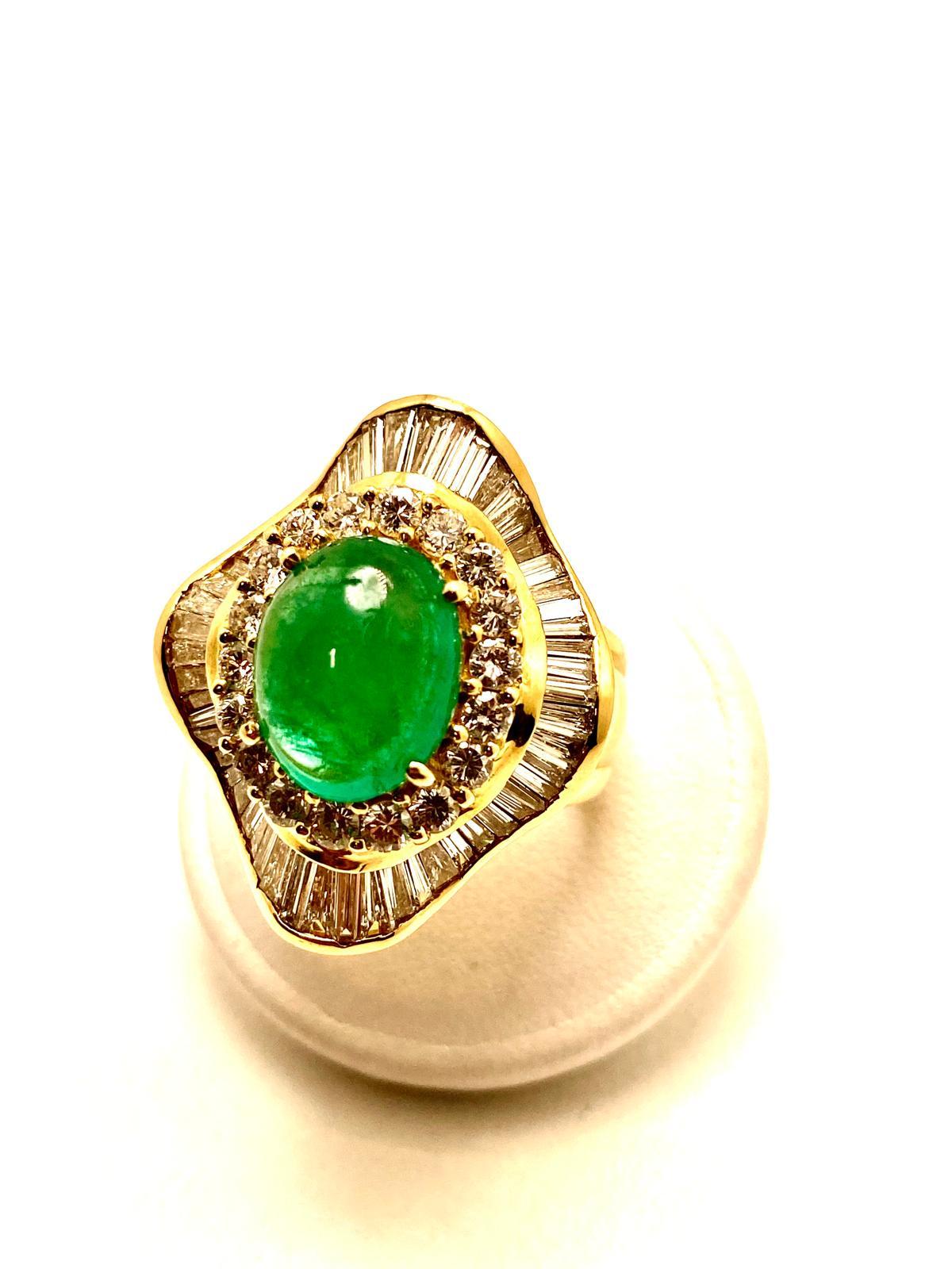 Cette extraordinaire bague de style pagode est un chef-d'œuvre de design et d'artisanat, centré sur un rare cabochon d'émeraude naturelle de Colombie pesant 5,77 carats. L'émeraude, avec sa surface lisse en forme de dôme, révèle la profondeur du
