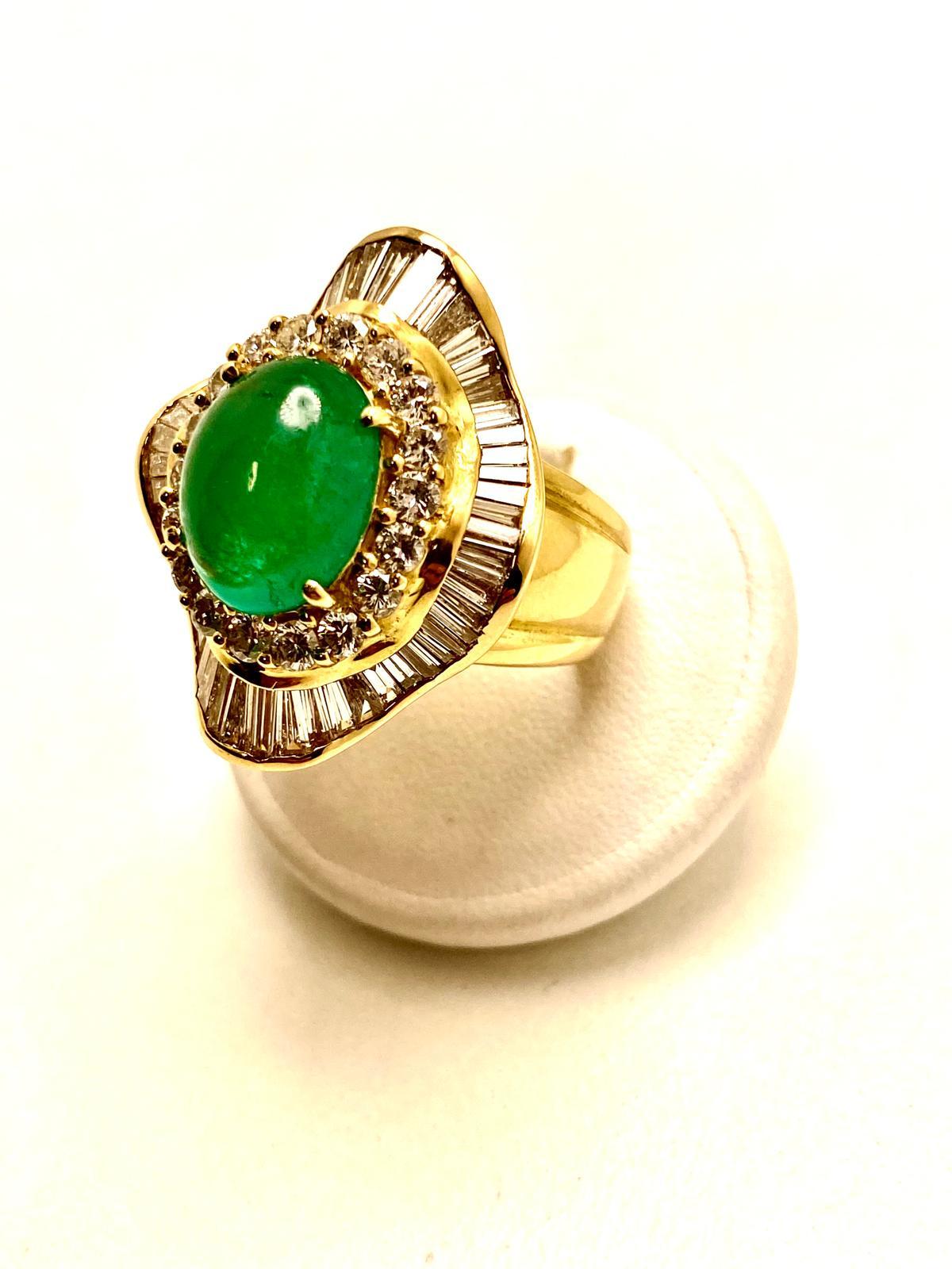 Art déco Bague Pagode en émeraude colombienne cabochon de 5,77ct, sertie de 5,50ct G/H VS dia en vente