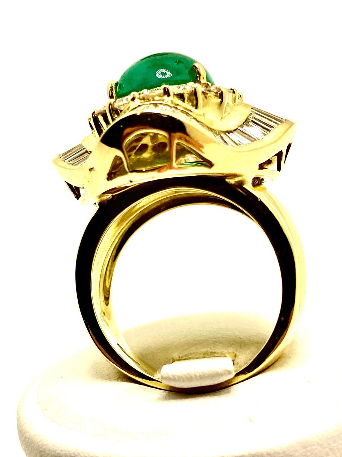 Taille cabochon Bague Pagode en émeraude colombienne cabochon de 5,77ct, sertie de 5,50ct G/H VS dia en vente