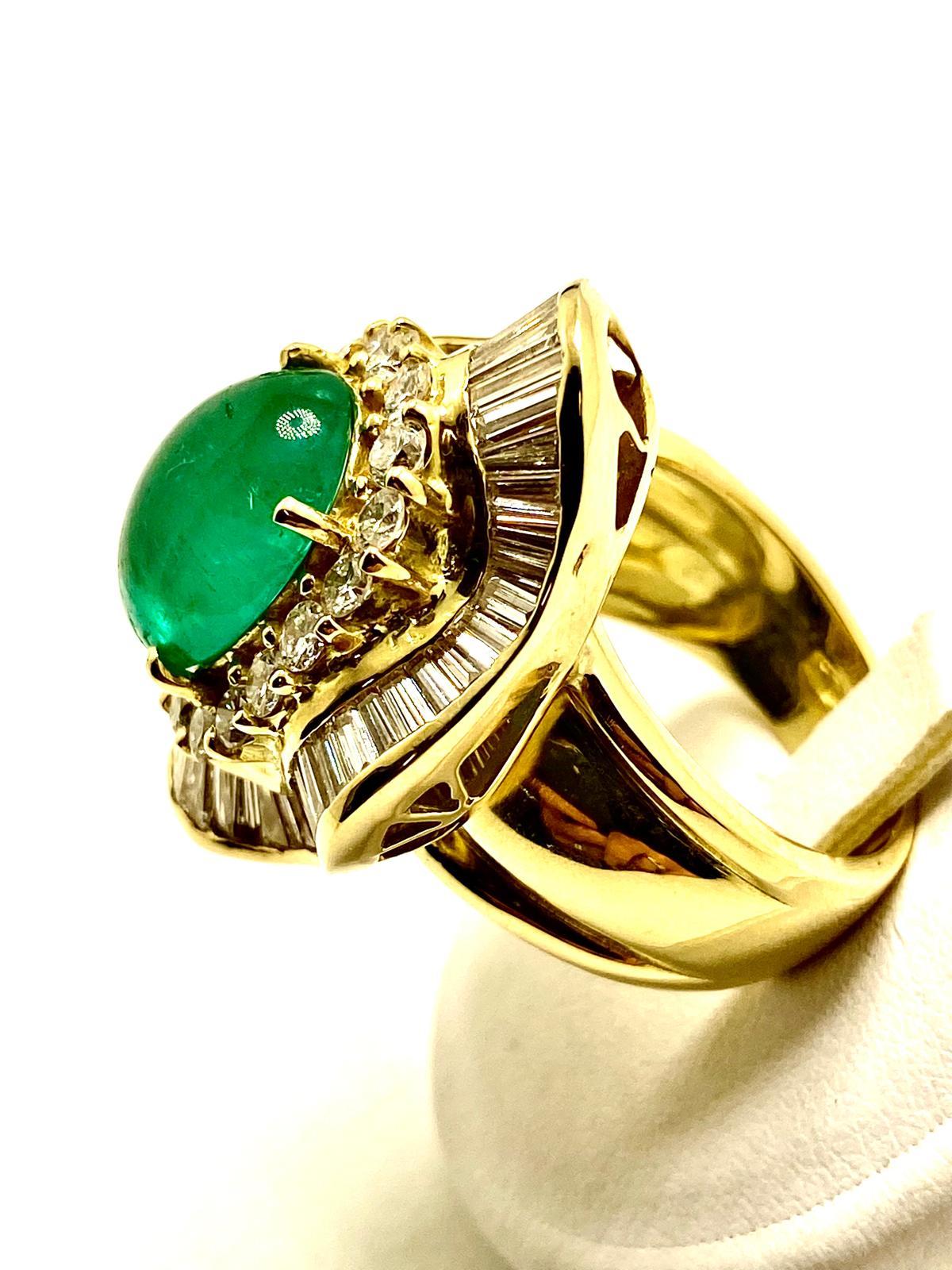 Bague Pagode en émeraude colombienne cabochon de 5,77ct, sertie de 5,50ct G/H VS dia en vente 1
