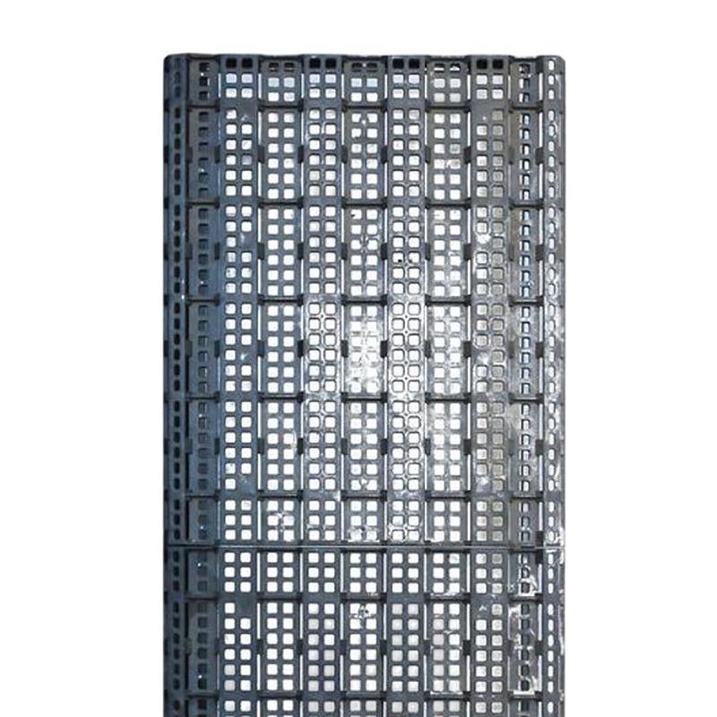 Parete divisoria per loft industriale di 8 piedi Post Modern con parete in resina composita in due sezioni da 4' X 4' con ritagli geometrici. Questi pannelli sono montati su un telaio tubolare quadrato in acciaio. Il prezzo si riferisce a una