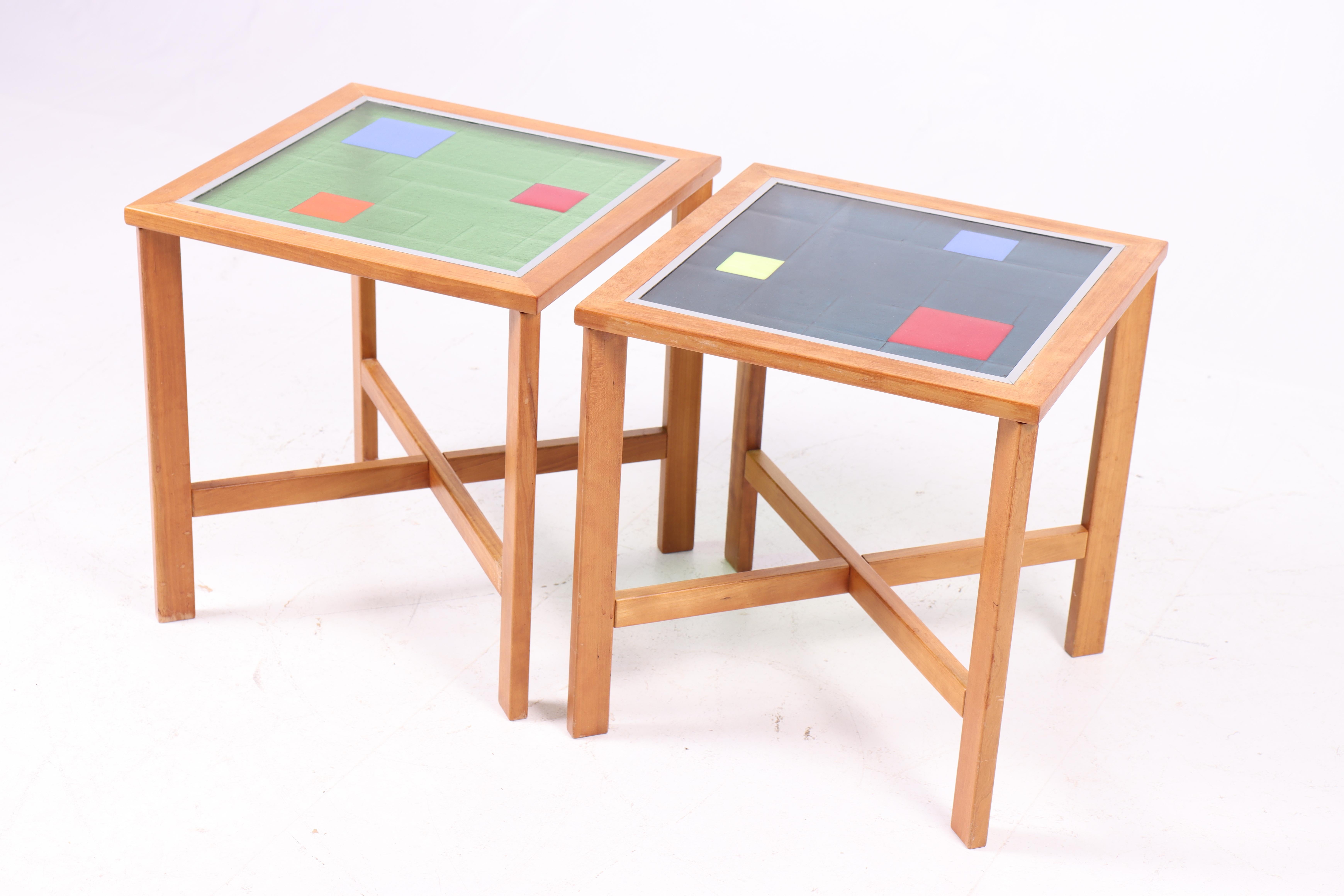 Unique 90s lamp tables in beech wood with artistic glass tops – Danish design. In Good Condition For Sale In Lejre, DK