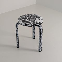 Tabouret unique « Aalto Goes High II » signé Sheikki, inspiré du modèle 60 d'Alvar Aalto, 2025