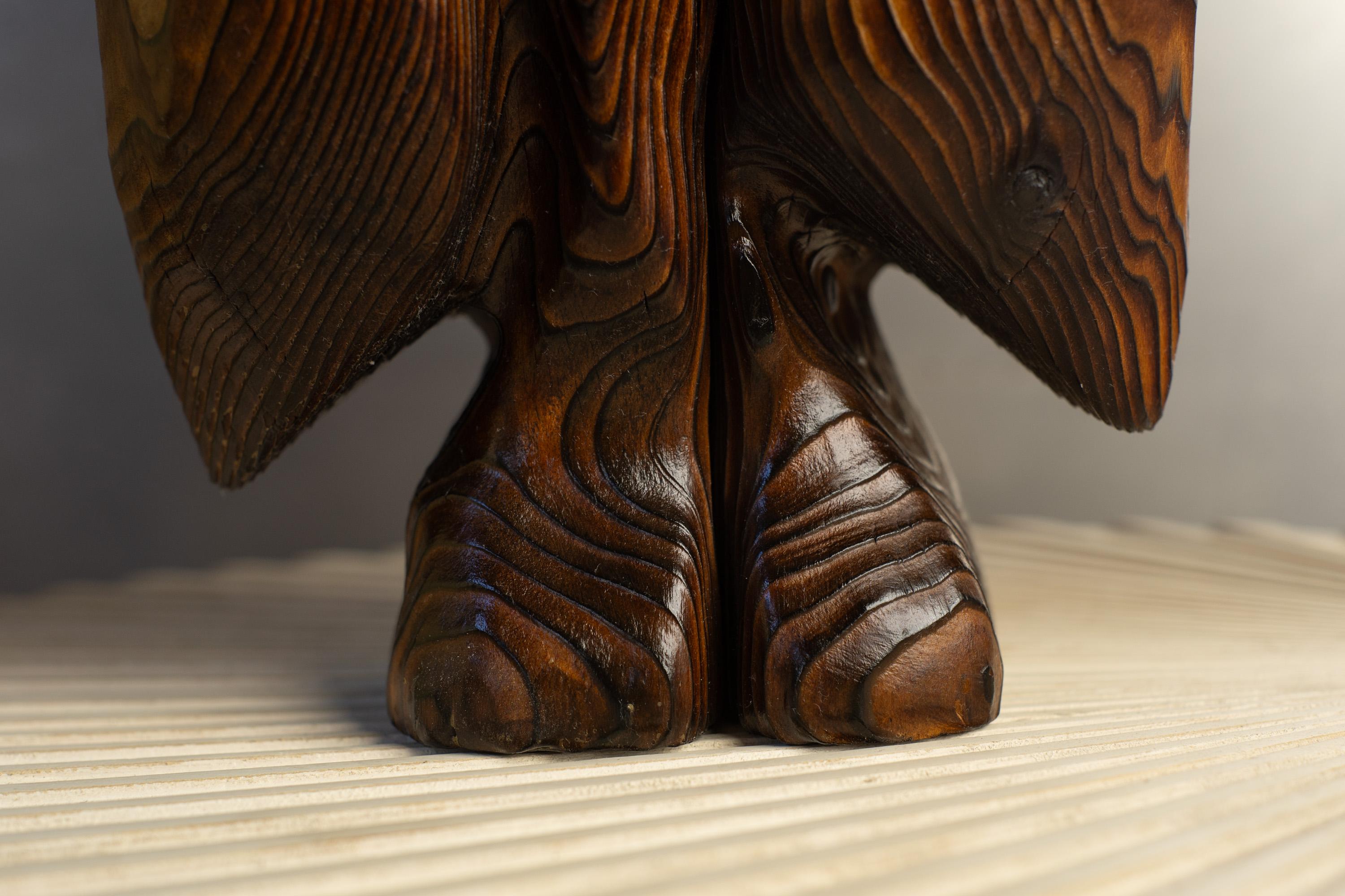 Unico gufo astratto in legno di cedro intagliato e bruciato, scultura animale Tiki di Witco in vendita 3
