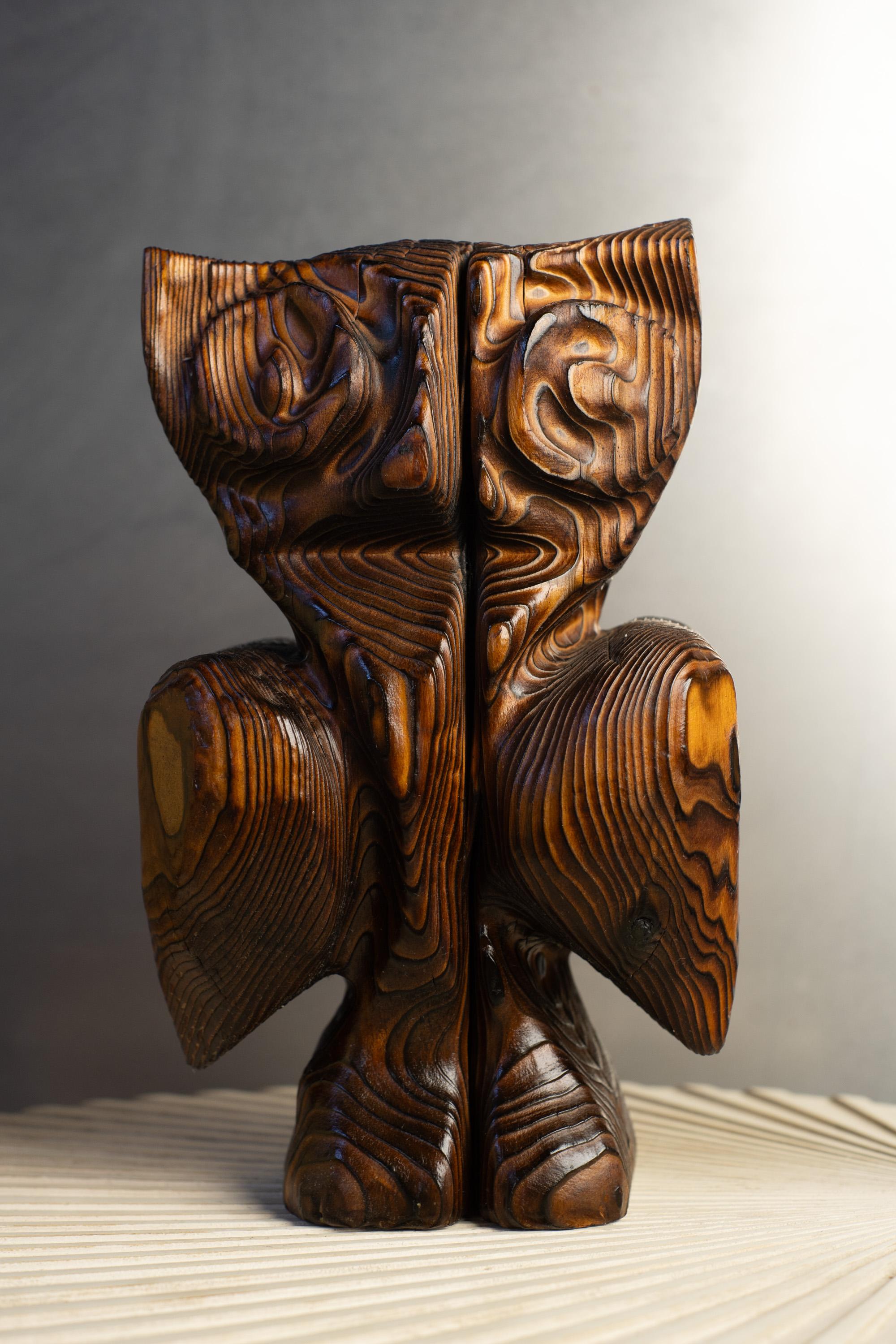 Questa fantastica piccola scultura mostra raffinatezza e forme dinamiche da ogni angolazione. Dopo essere stato ricavato da un blocco di legno duro di cedro a grana spessa, la finitura è stata ottenuta bruciando l'esterno. In questo modo si ottiene