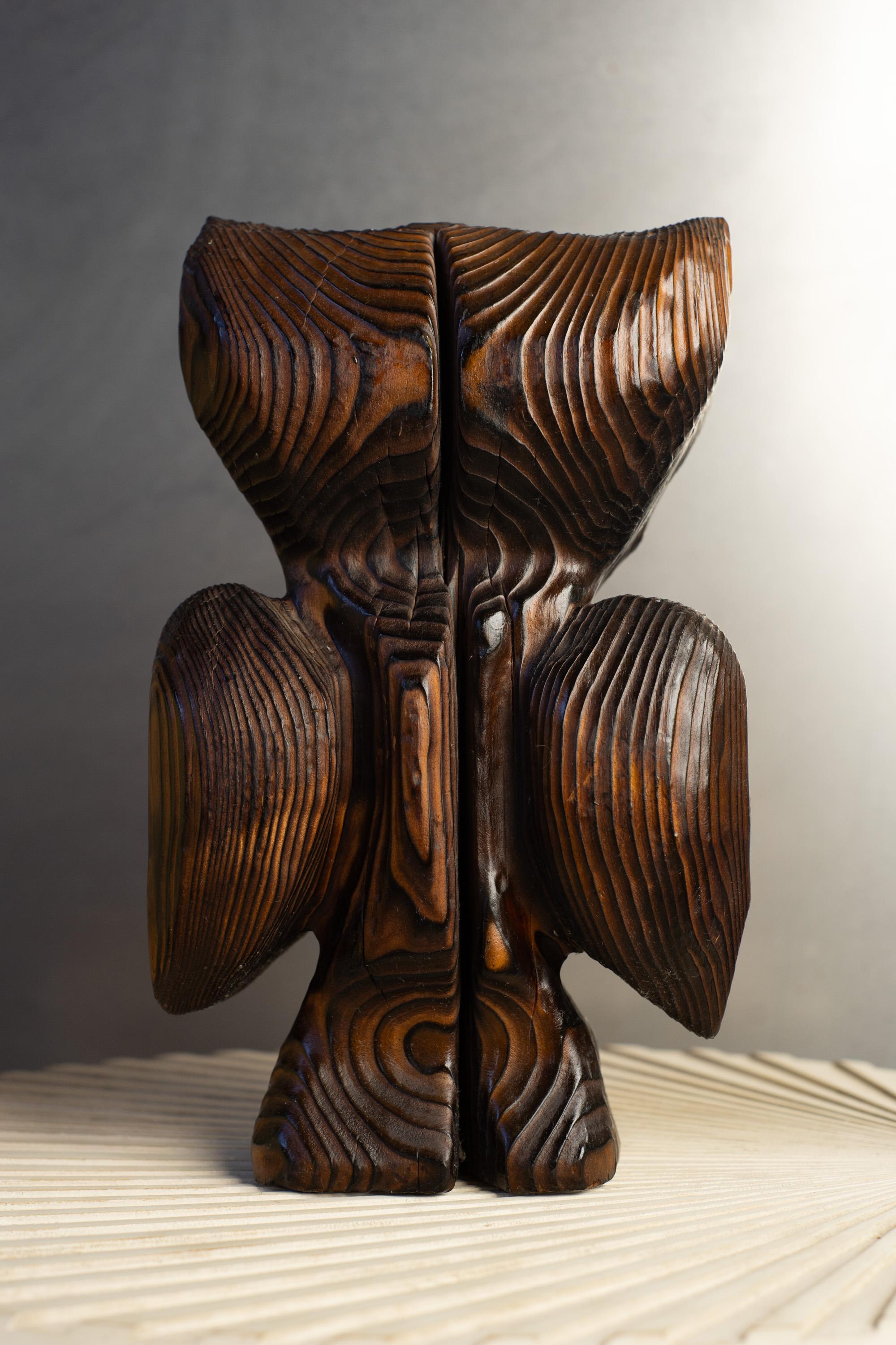 Unico gufo astratto in legno di cedro intagliato e bruciato, scultura animale Tiki di Witco In condizioni buone in vendita a Philadelphia, PA
