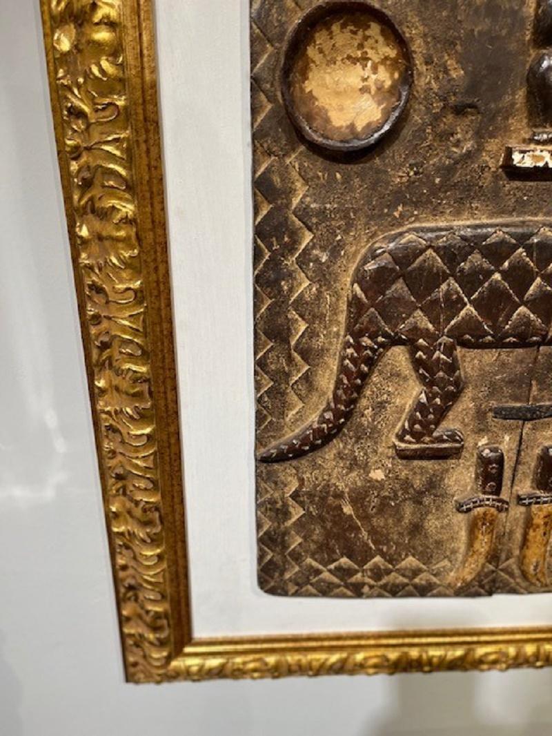 Africain Escultura de pared tribal de madera de mediados de siglo Mali-Dogon Marco dorado Años 60 mediados del siglo XX en venta
