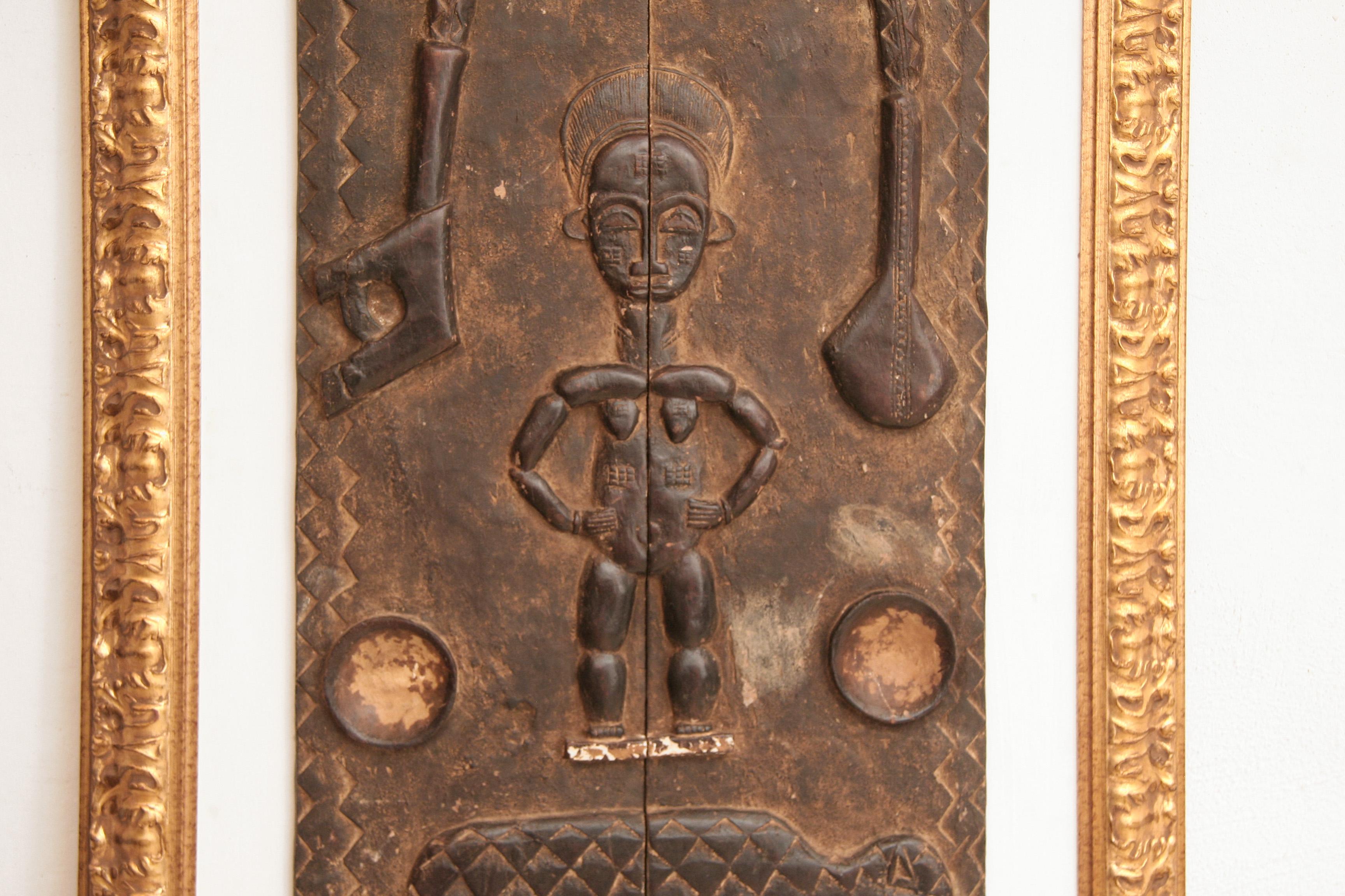 Malian Africain Mid-Century Wooden Tribal Wall-Sculpture Mali-Dogon Golden Frame 1960s For Sale