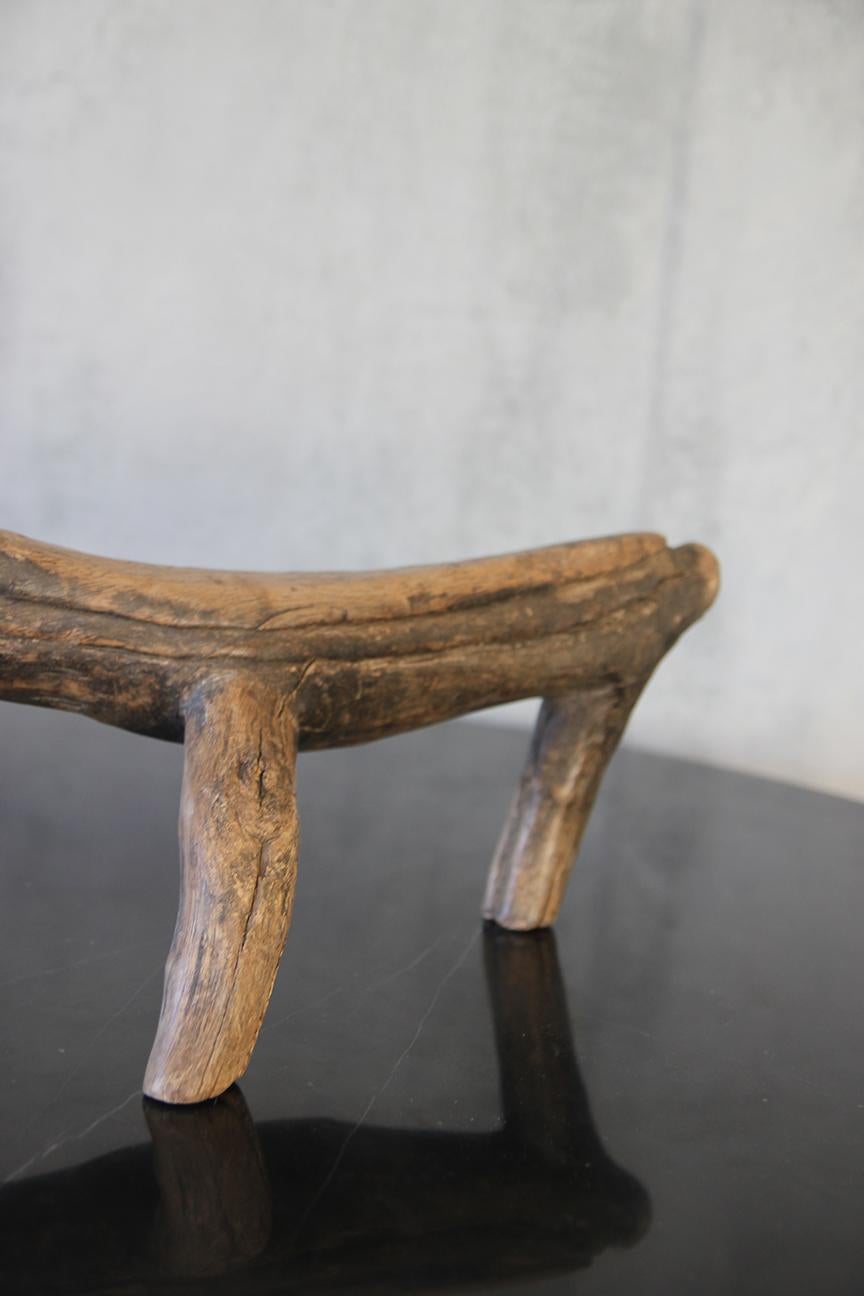 Brutalisme  Accoudoir africain unique en bois dur sculpté à la main  en vente