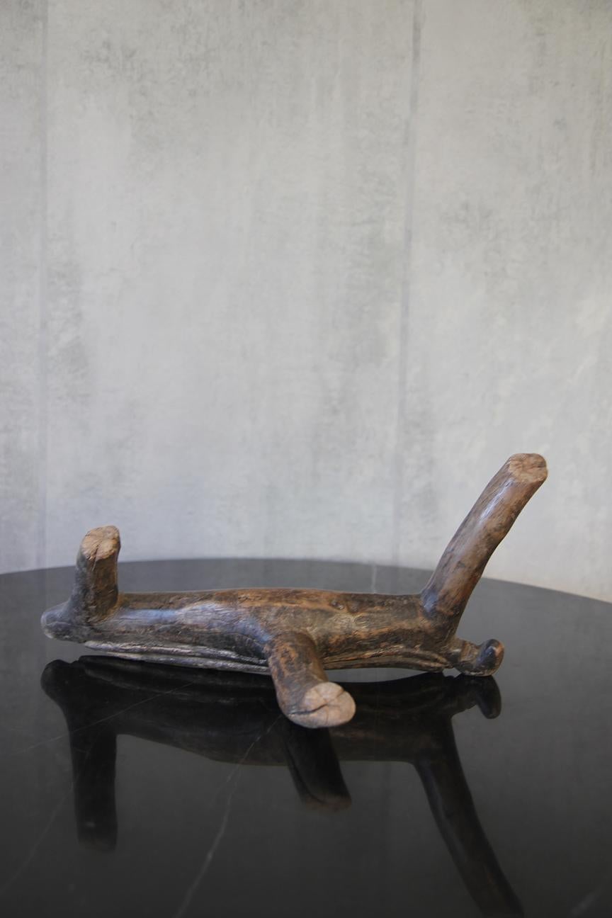Sculpté à la main  Accoudoir africain unique en bois dur sculpté à la main  en vente
