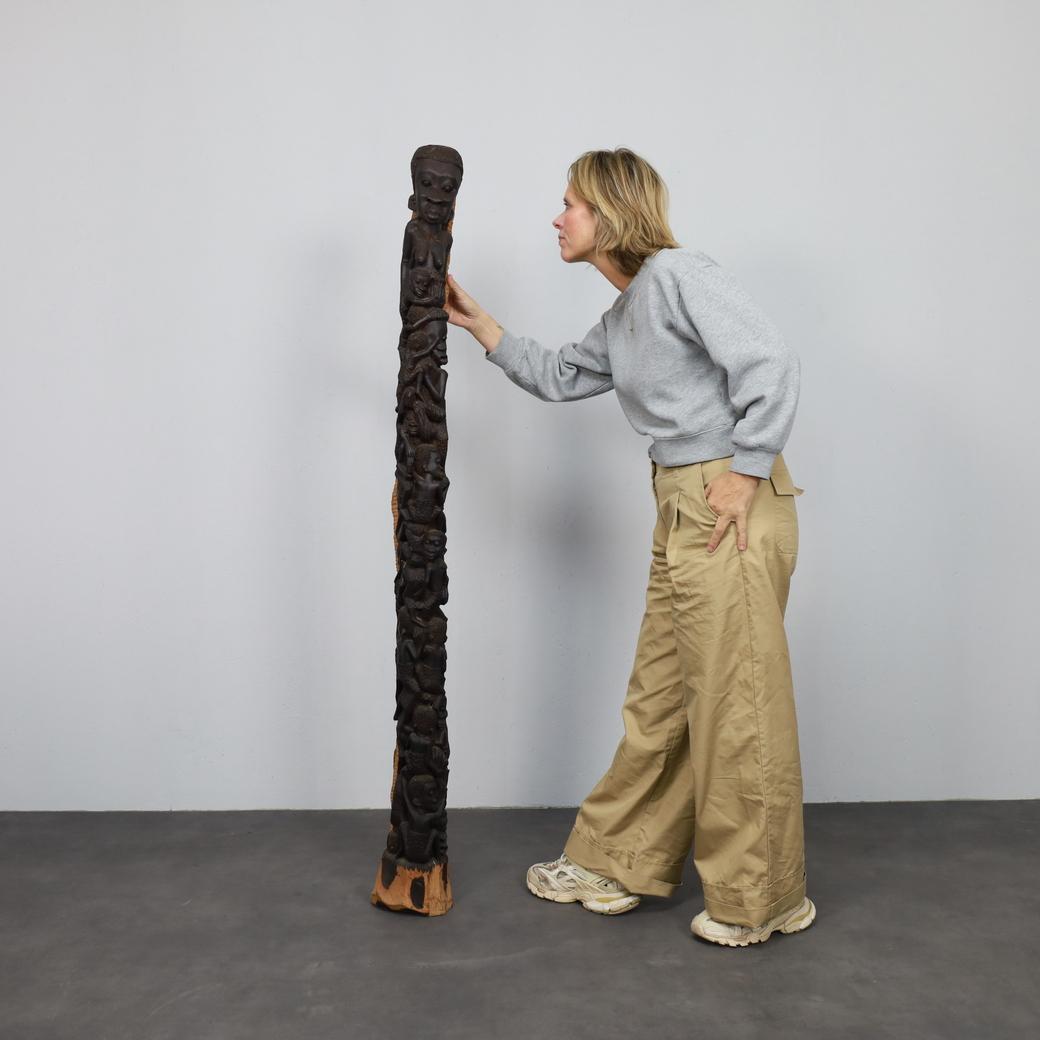 Tótem Tribal Africano Único Tallado a Mano - Escultura Espiritual, mediados del siglo XX Centroafricano en venta