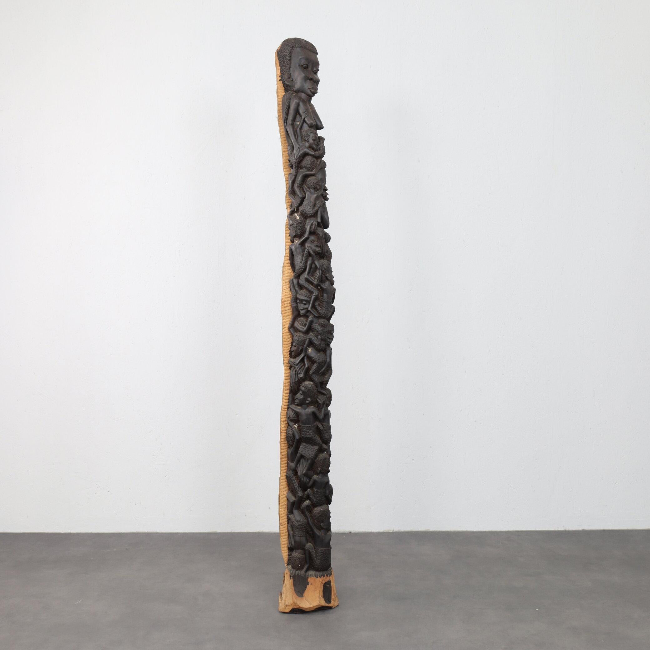 Tótem Tribal Africano Único Tallado a Mano - Escultura Espiritual, mediados del siglo XX en venta