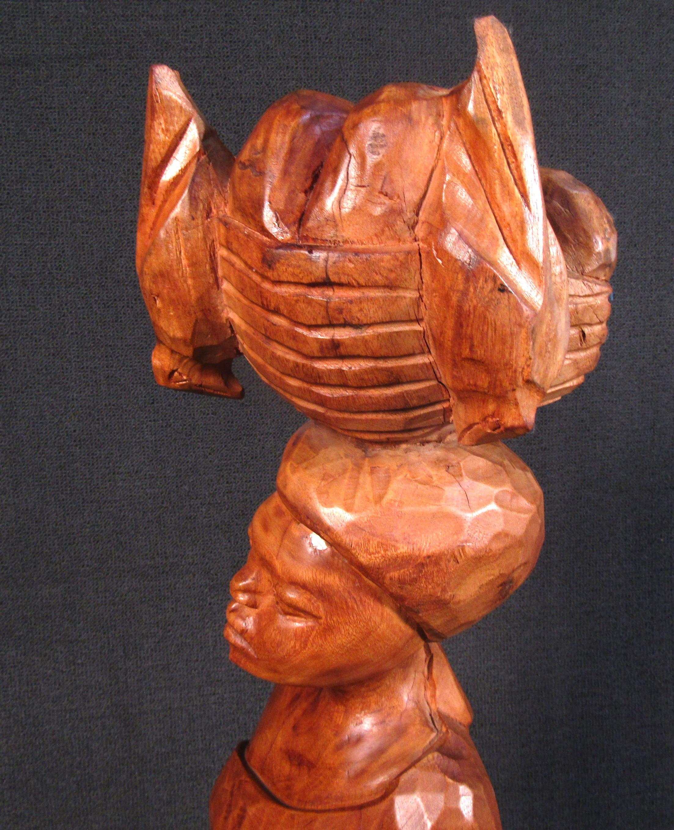 Einzigartige geschnitzte Holzholz-Skulptur im afrikanischen Stil im Angebot 6