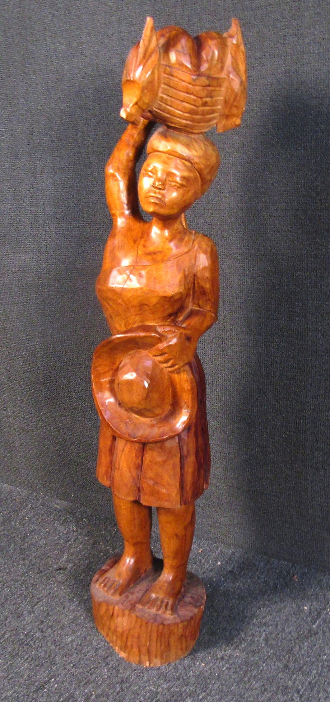 Einzigartige geschnitzte Holzholz-Skulptur im afrikanischen Stil (Primitiv) im Angebot