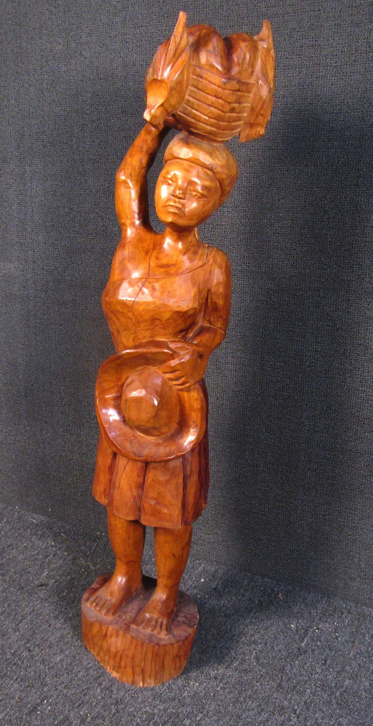Einzigartige geschnitzte Holzholz-Skulptur im afrikanischen Stil im Angebot 1