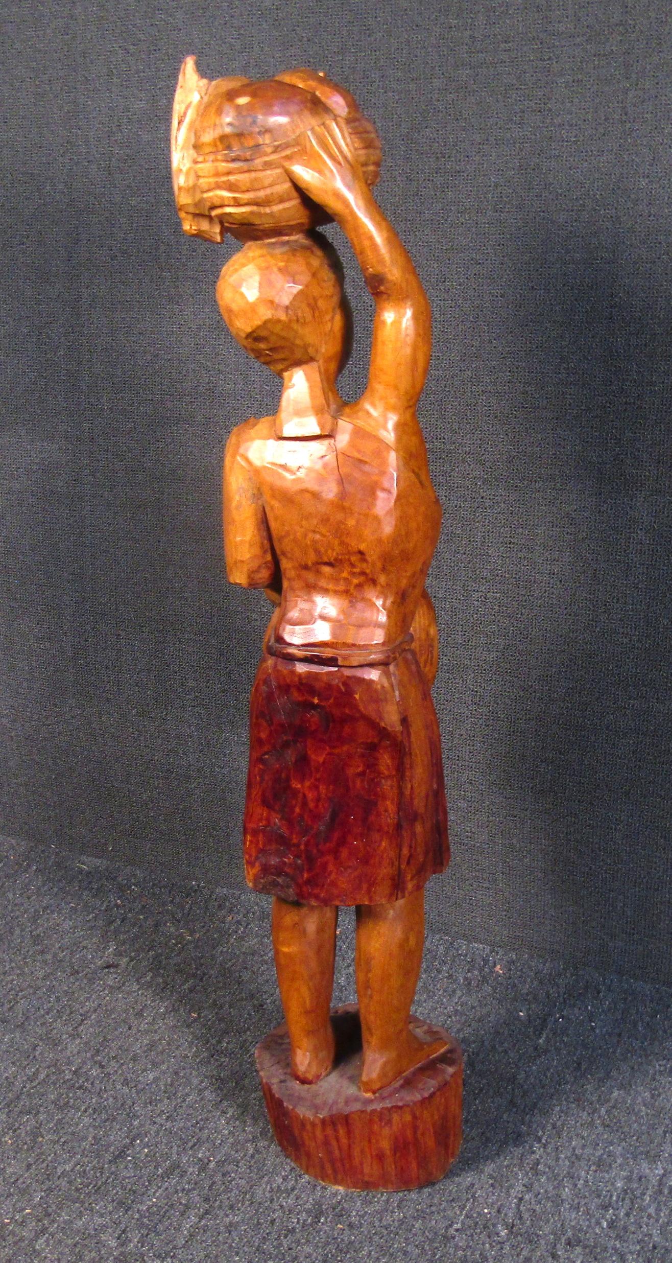 Sculpture en bois sculpté de style africain unique en vente 1