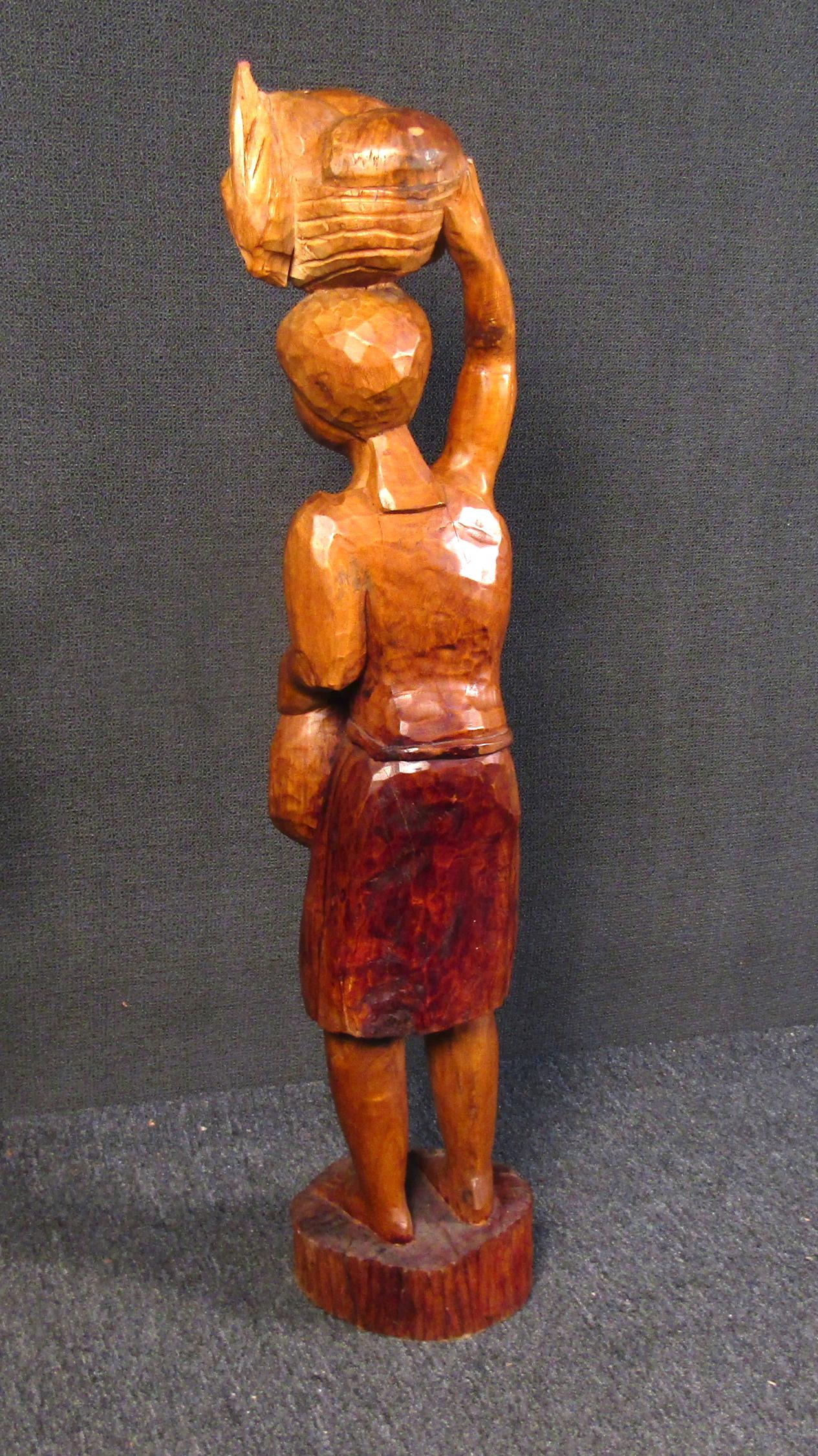 Einzigartige geschnitzte Holzholz-Skulptur im afrikanischen Stil im Angebot 3