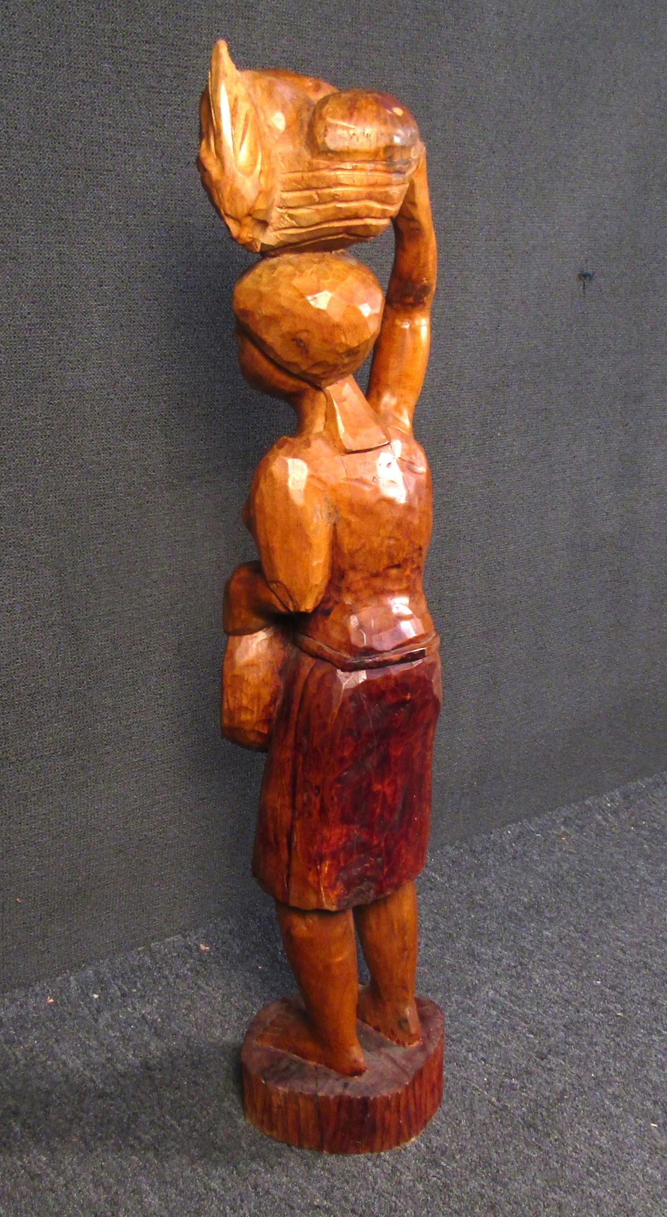Einzigartige geschnitzte Holzholz-Skulptur im afrikanischen Stil im Angebot 4