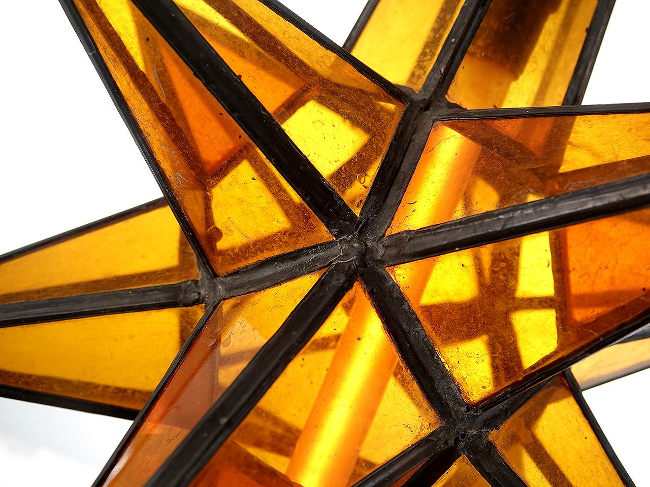 Il s'agit d'un exemple précoce d'un pendentif morave classique fabriqué à la main. Vous pouvez voir la patine vieillie sur les photos en gros plan. Toutes les vitres sont intactes. Ces lampes sont très esthétiques. La tradition de l'étoile morave