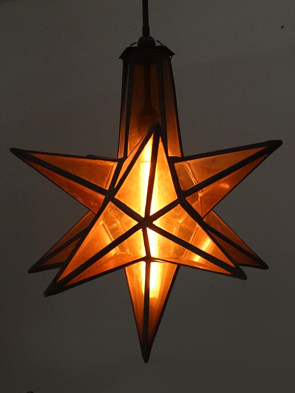 Pendentif unique en ambre Moravian Star Bon état - En vente à Peekskill, NY
