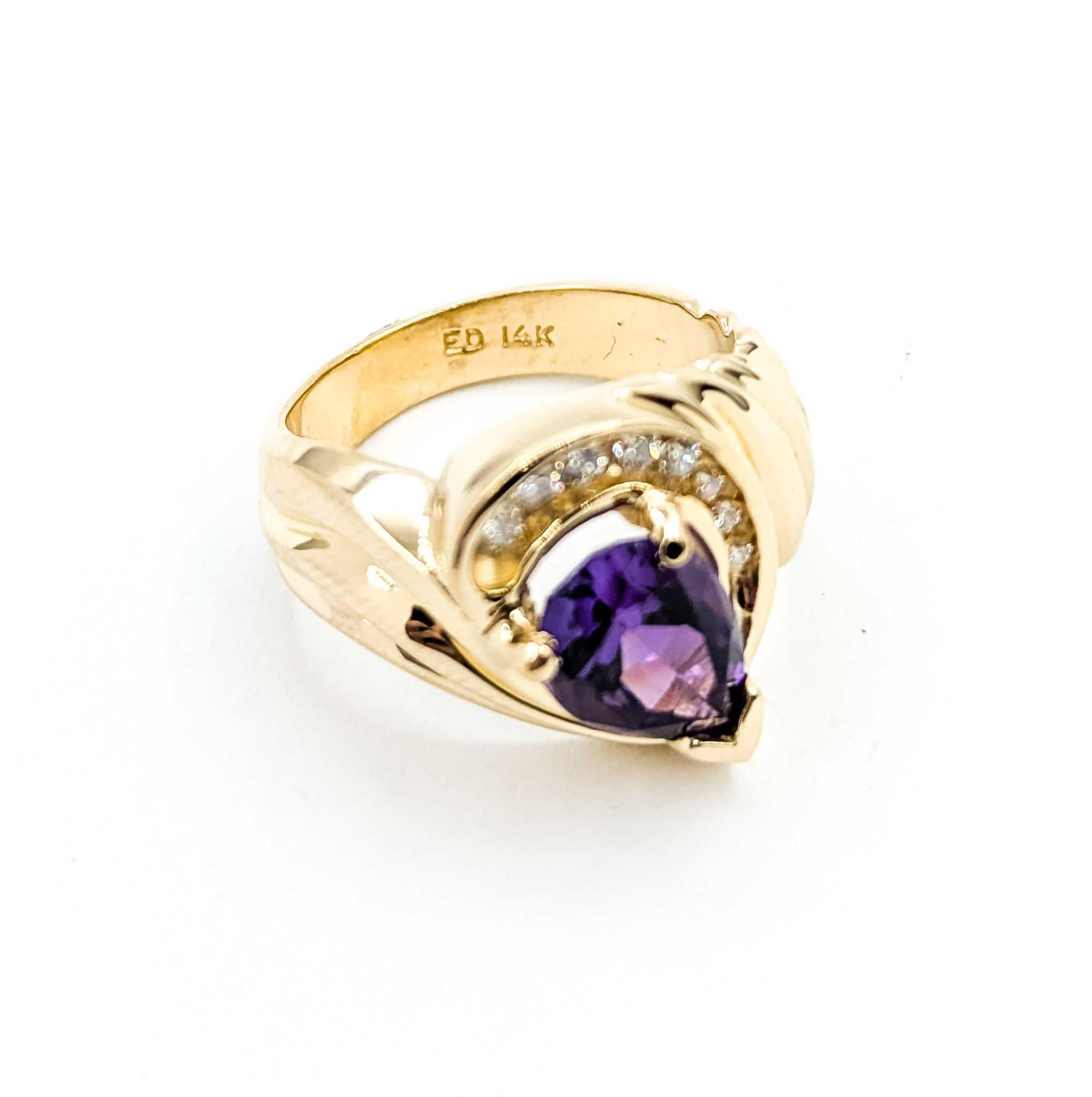 Voici cette exquise bague en améthyste réalisée en or jaune 14k avec un motif tourbillonnant captivant. Cette bague met en valeur une superbe améthyste de 1,70 carat, magnifiquement complétée par des diamants étincelants qui ajoutent une touche
