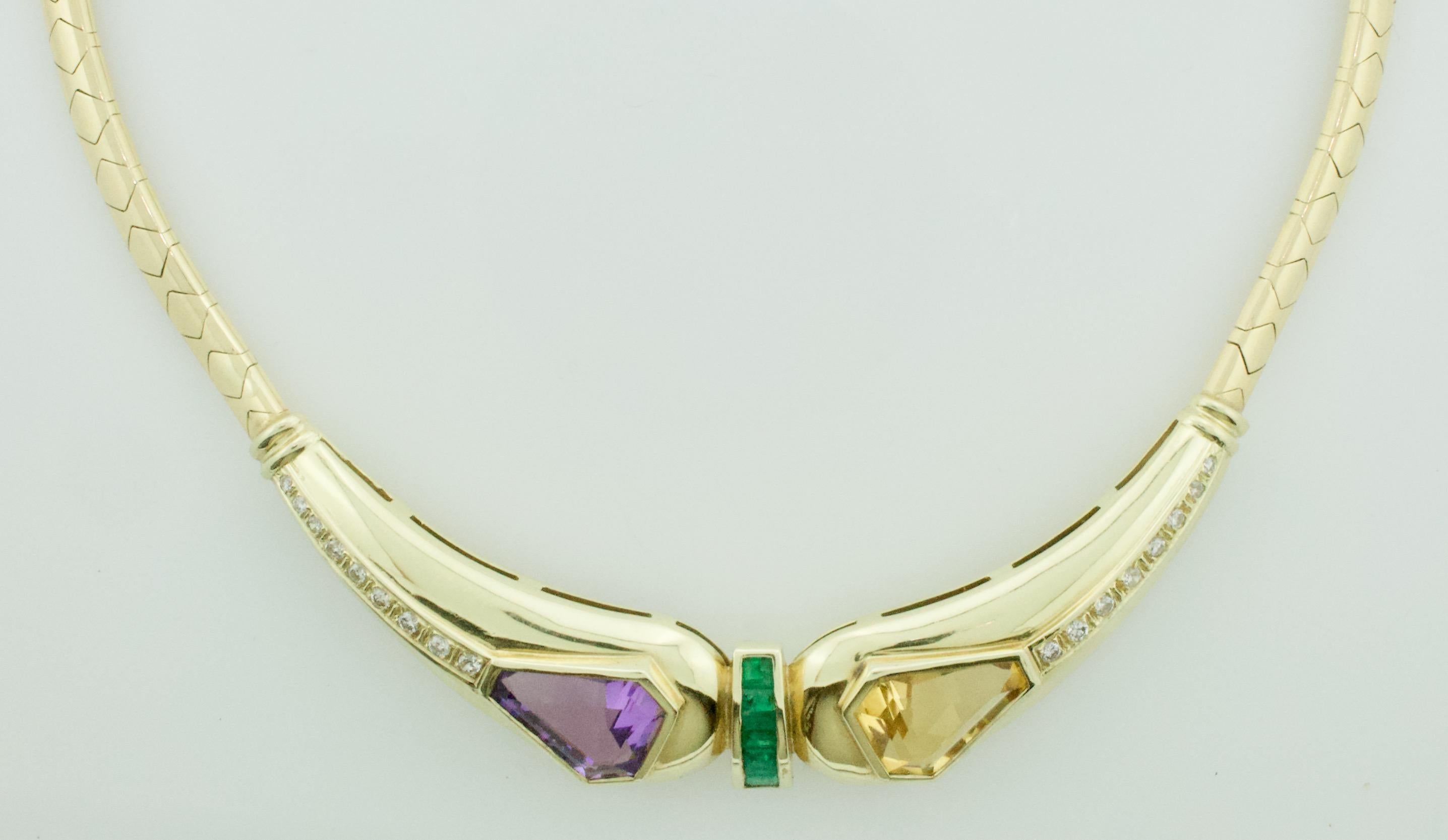 Einzigartige Halskette aus 14k Gelbgold mit Amethyst, Topas, Smaragd und Diamant  (Modernistisch) im Angebot