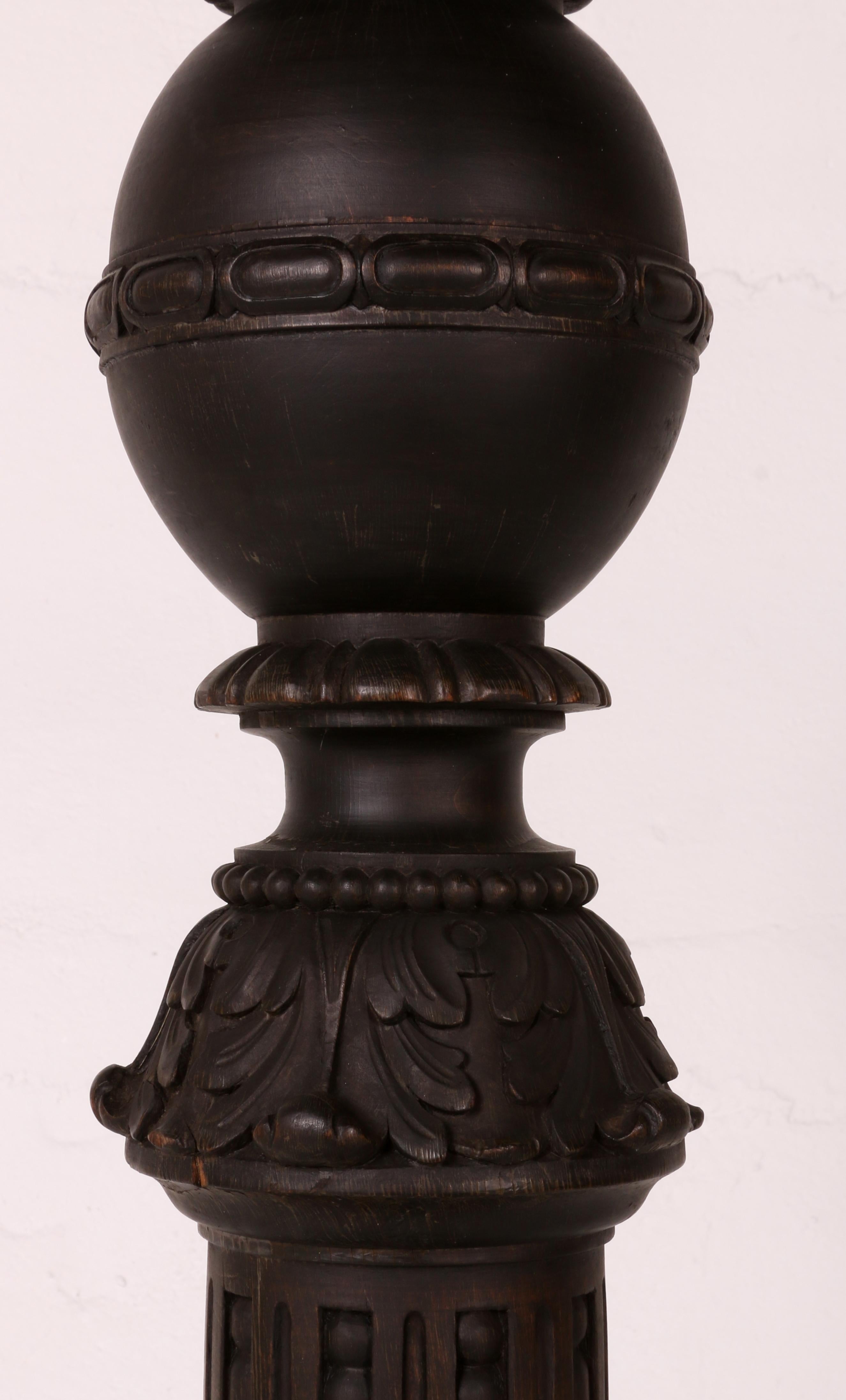 Soporte de lámpara de pie austriaco único y antiguo, tallado y torneado : madera maciza de roble en venta 2