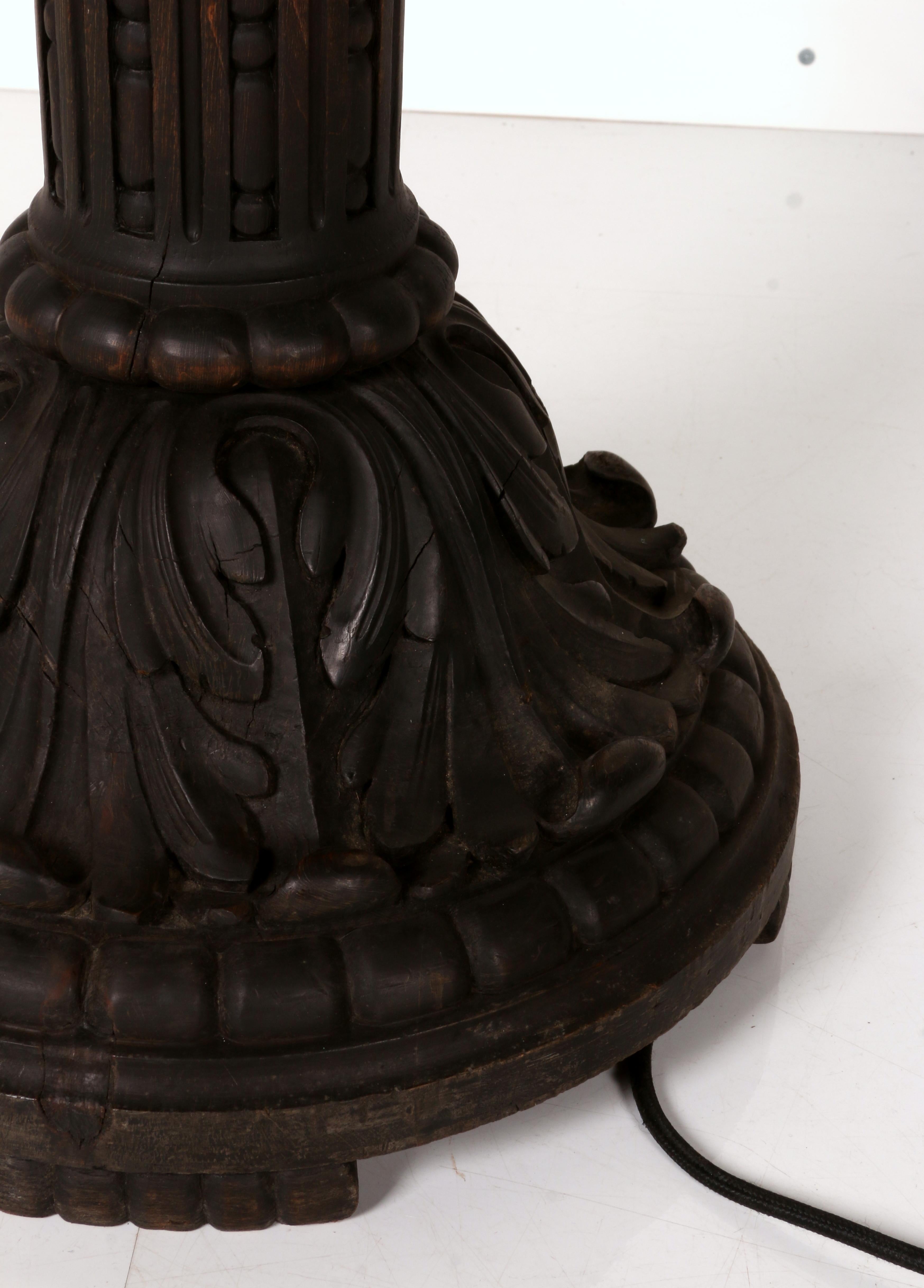 Soporte de lámpara de pie austriaco único y antiguo, tallado y torneado : madera maciza de roble en venta 3